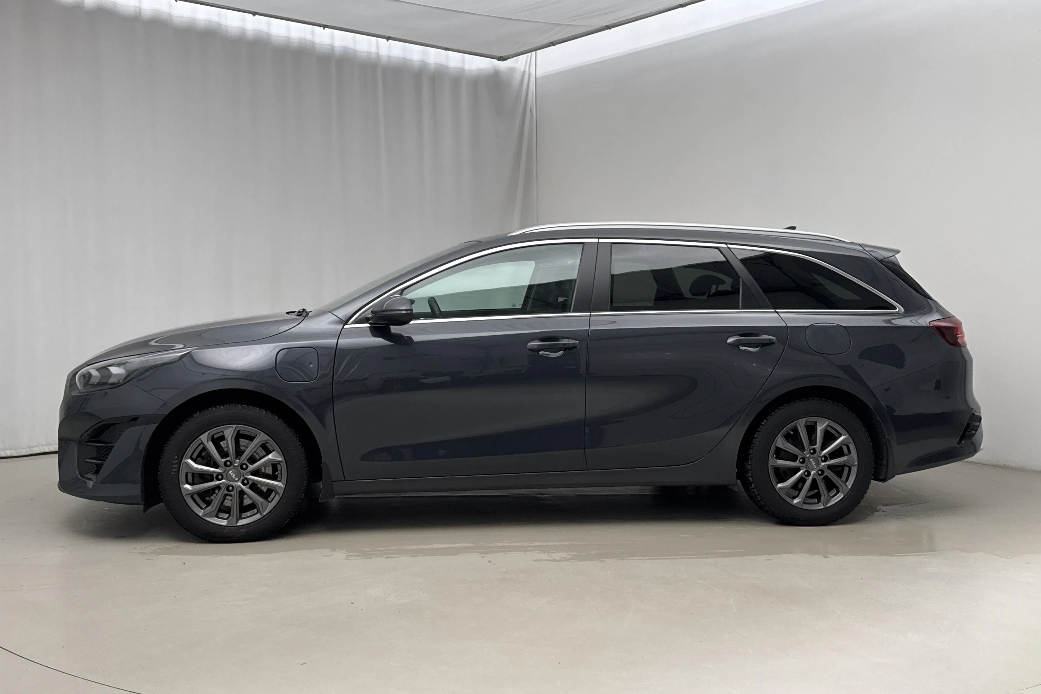 Presentationsfoto 2 av 23: KIA Ceed 1.6 Plug-in Hybrid SW (141hk) - 7 002 mil - Automat - grå - 2023