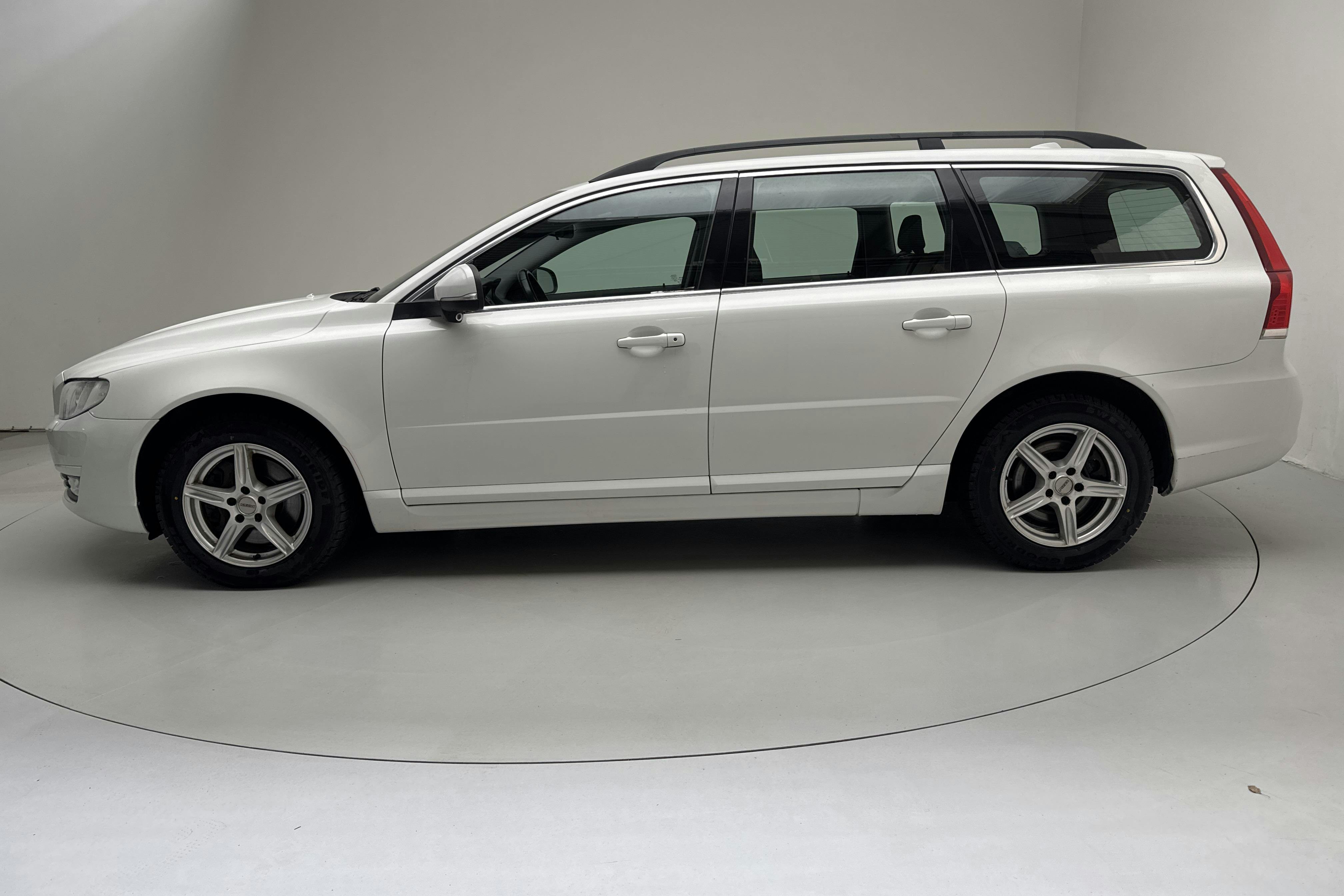 Presentationsfoto 2 av 12: Volvo V70 II D4 AWD (181hk) - 17 713 mil - Automat - vit - 2015