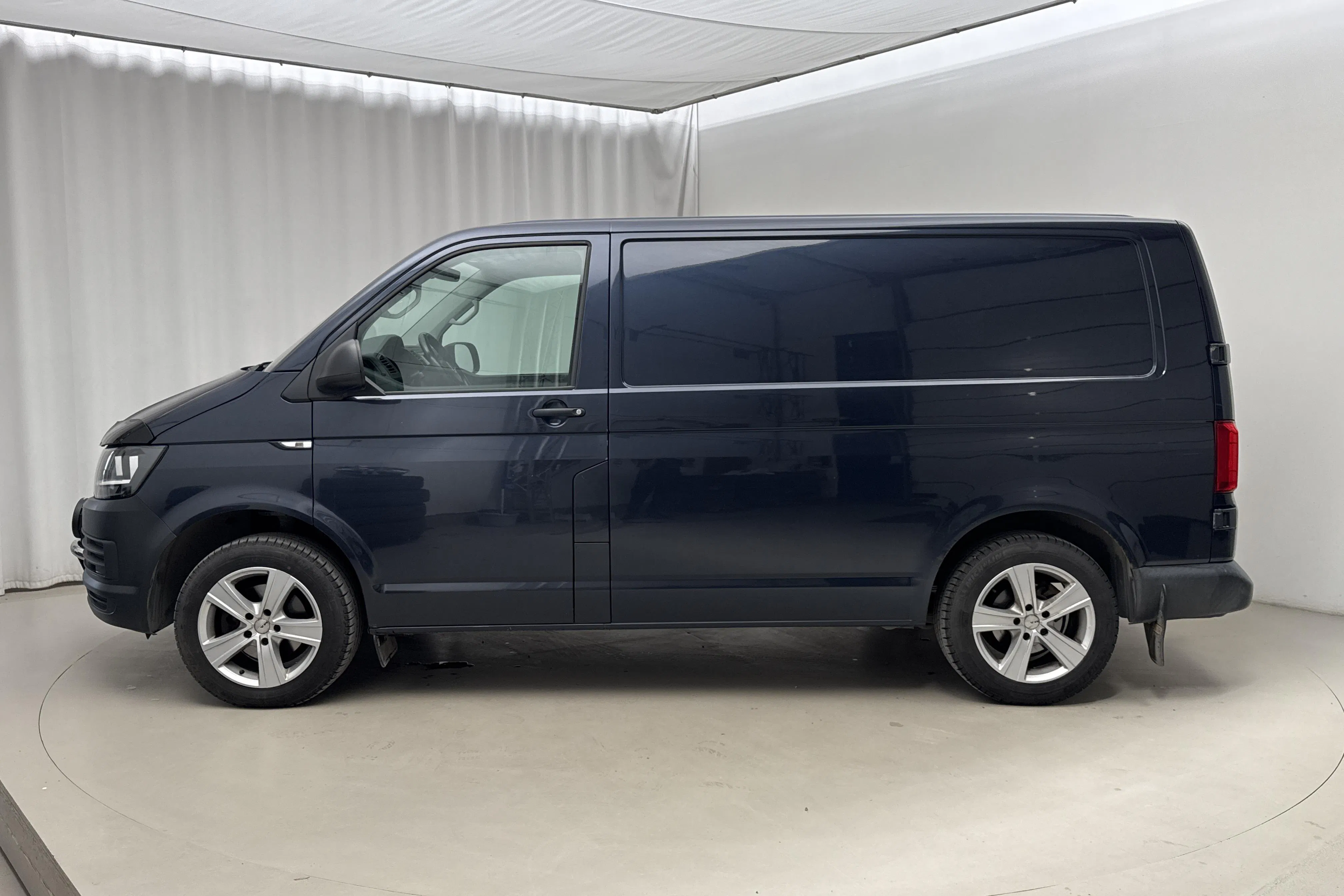 Presentationsfoto 2 av 15: VW Transporter T6 2.0 TDI BMT Skåp (150hk) - 18 172 mil - Automat - blå - 2017