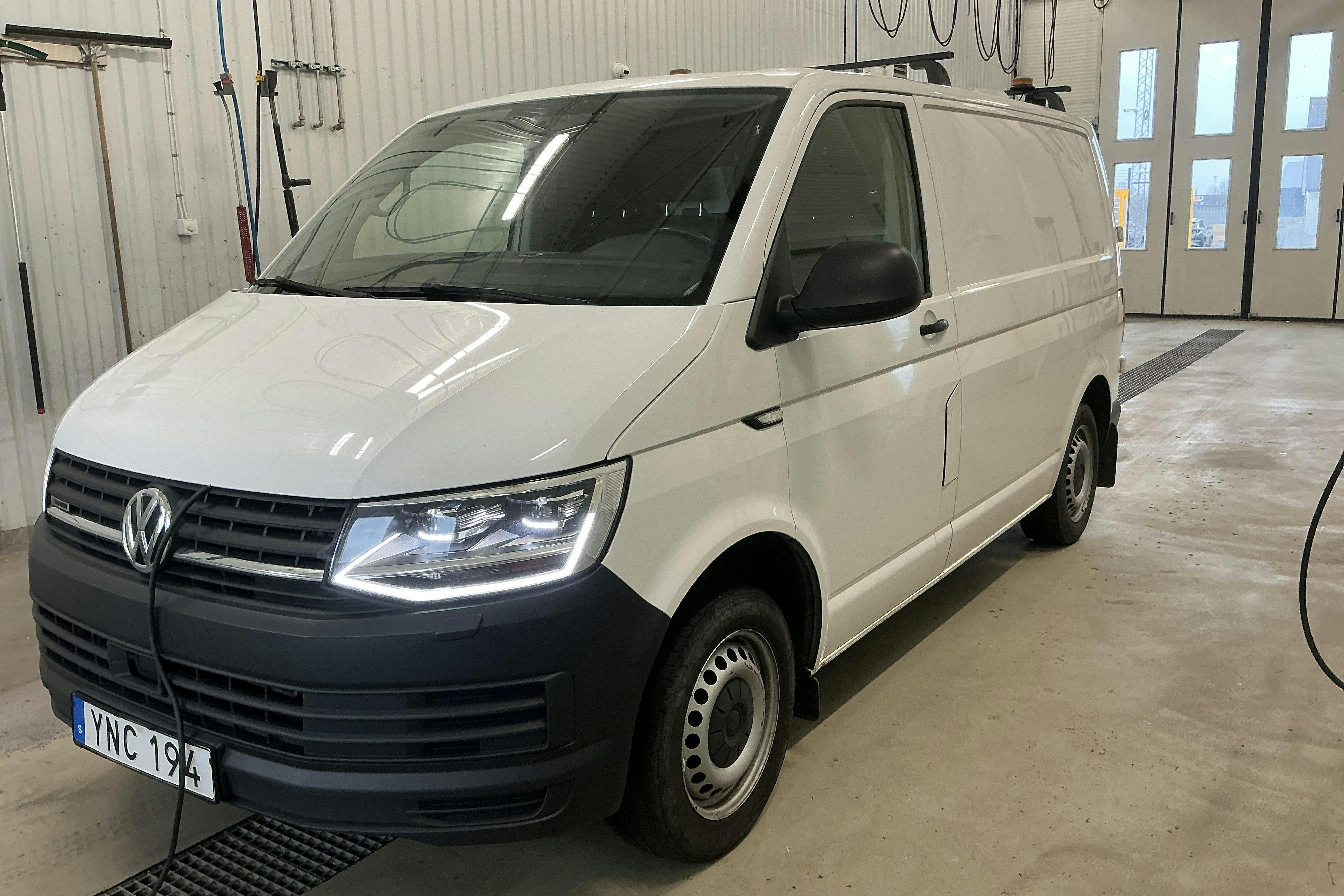 Presentation photo 1 of 14: VW Transporter T6 2.0 TDI BMT Skåp 4MOTION (150hk) - 268 100 km - Automatic - white - 2018