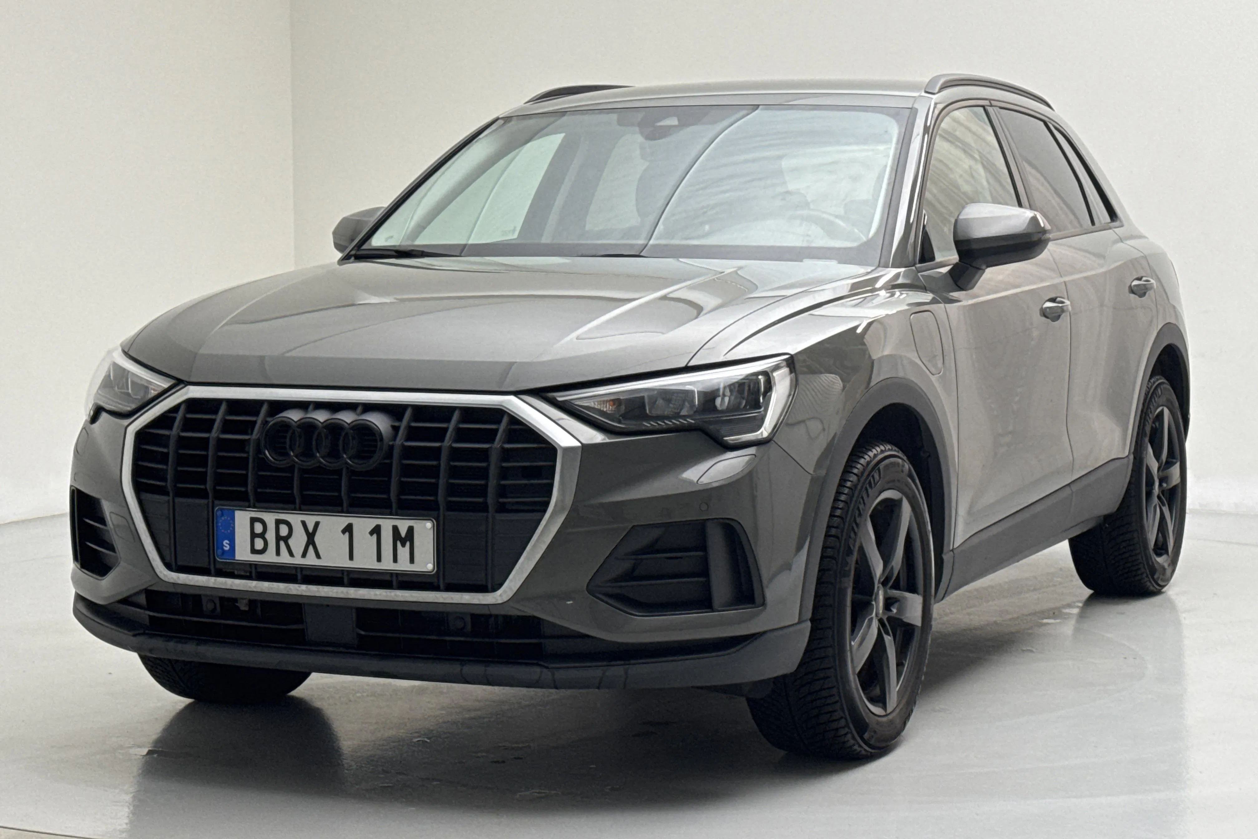 Presentationsfoto 1 av 18: Audi Q3 45 TFSI e (245hk) - 9 168 mil - Automat - grå - 2023
