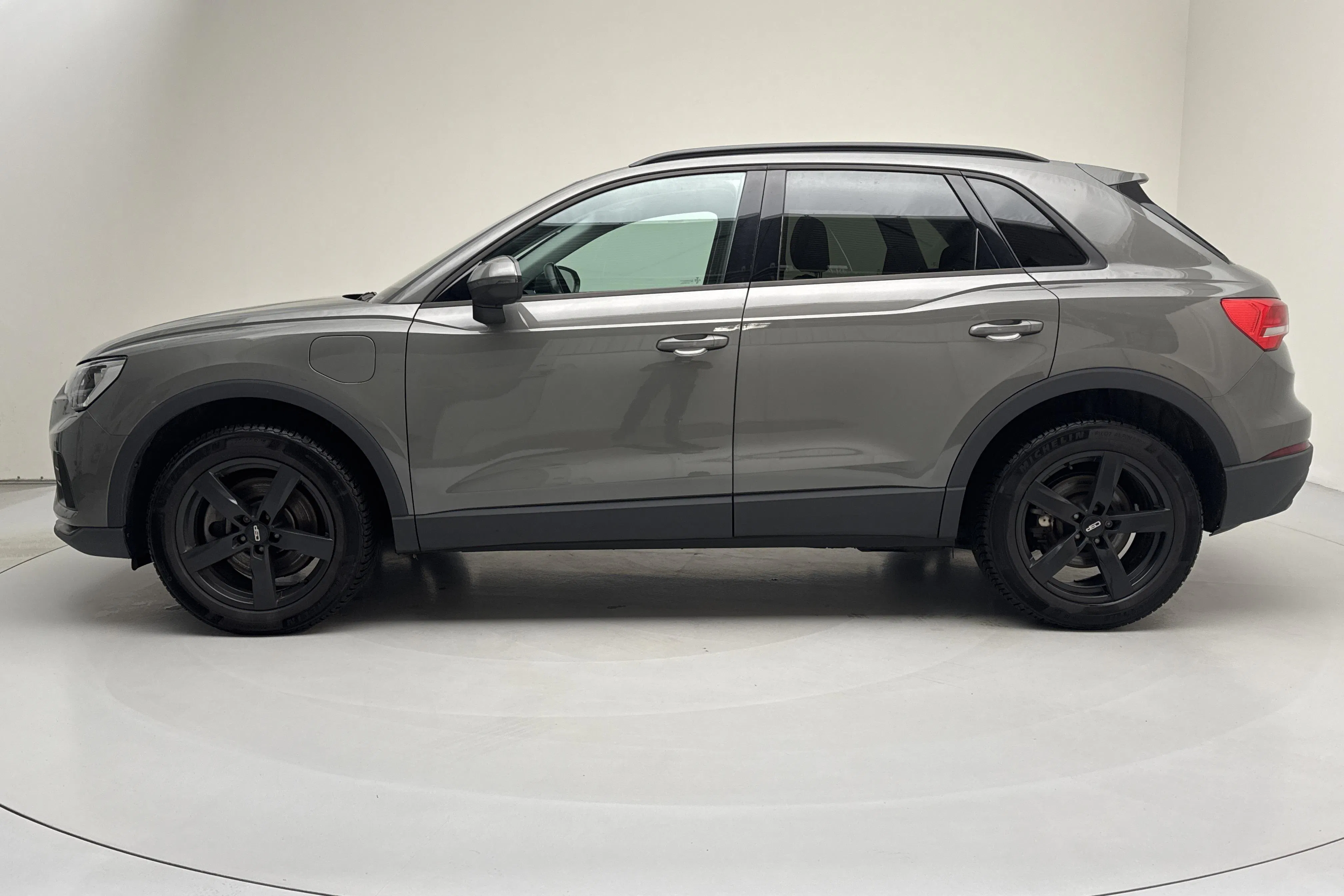 Presentationsfoto 2 av 18: Audi Q3 45 TFSI e (245hk) - 9 168 mil - Automat - grå - 2023