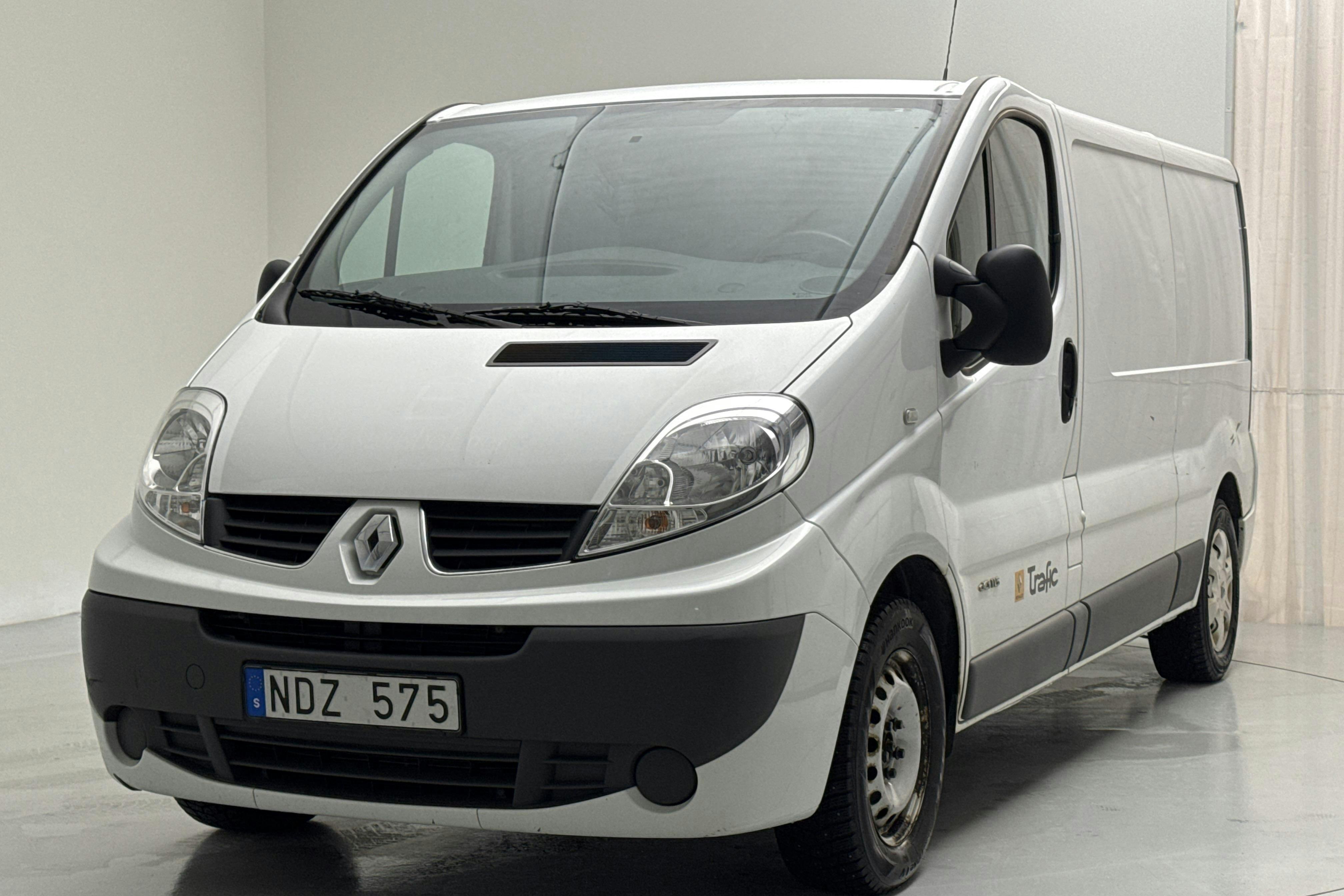 Presentation photo 1 of 14: Renault Trafic 2.0 dCi Skåp/Buss (115hk) - 150 840 km - Manual - white - 2013