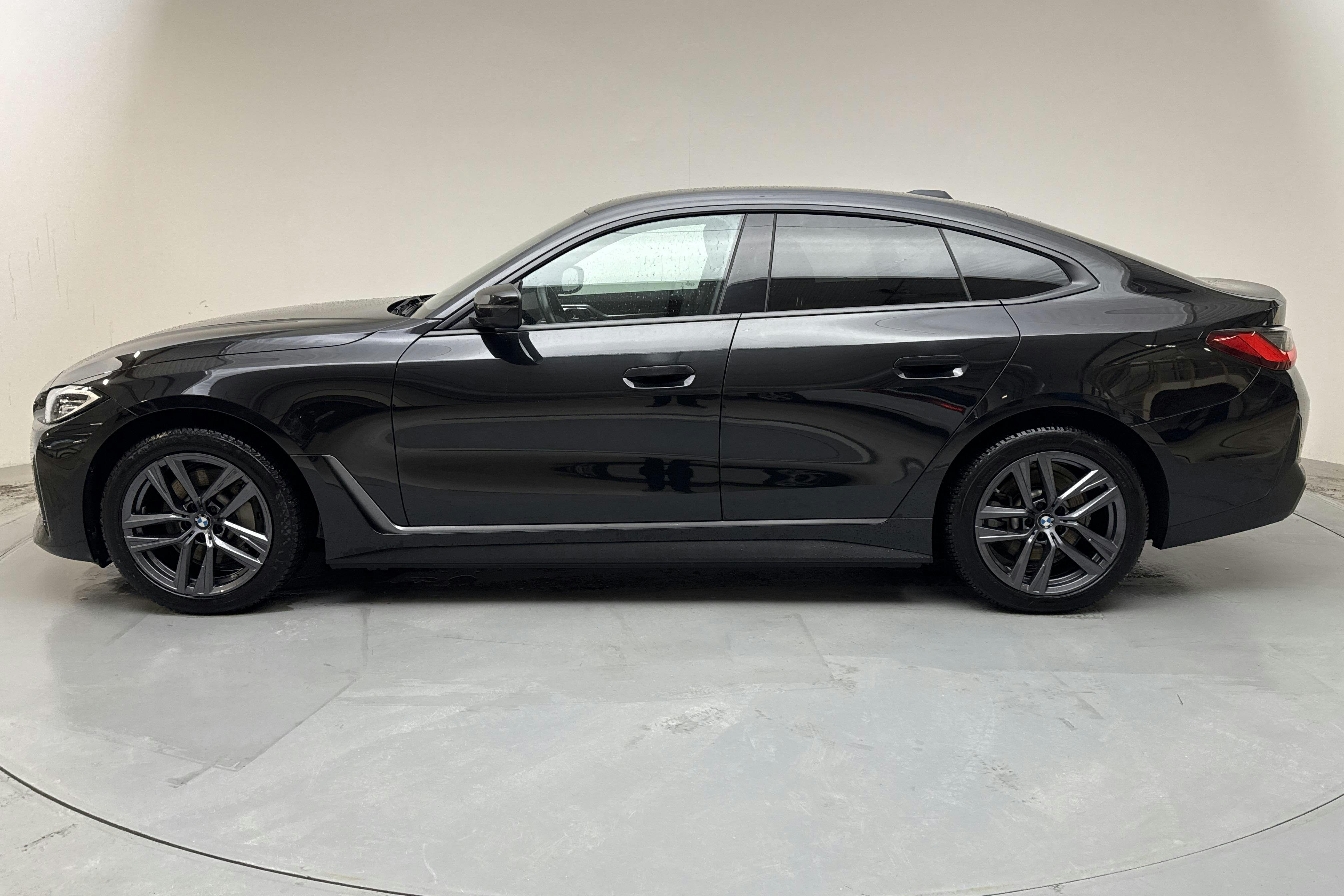 Presentation photo 2 of 16: BMW i4 eDrive40, G26 (340hk) - 82 340 km - Automatic - black - 2023