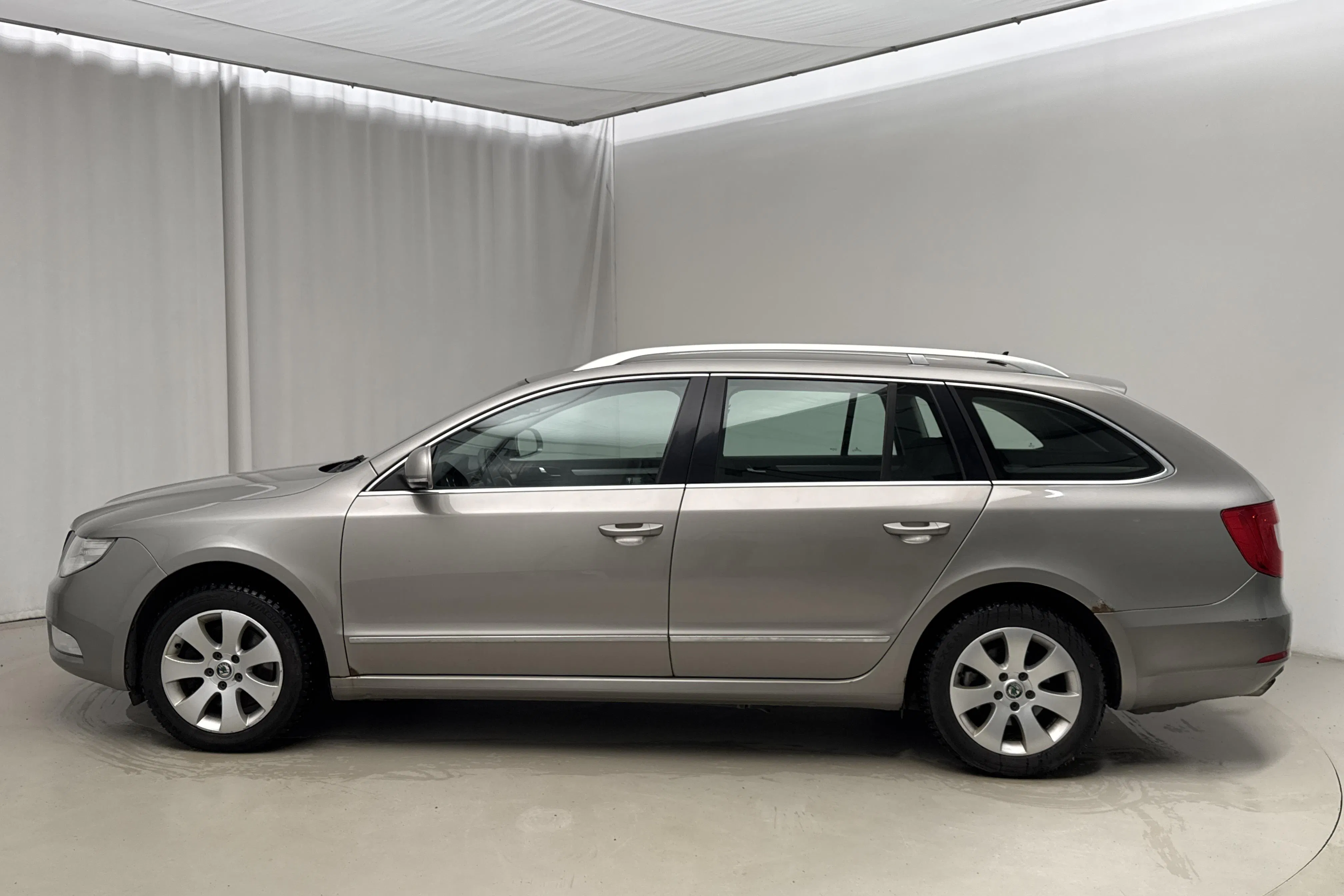 Presentation photo 2 of 13: Skoda Superb 1.8 TSI Kombi (160hk) - 182 770 km - Automatic - Light Brown - 2010