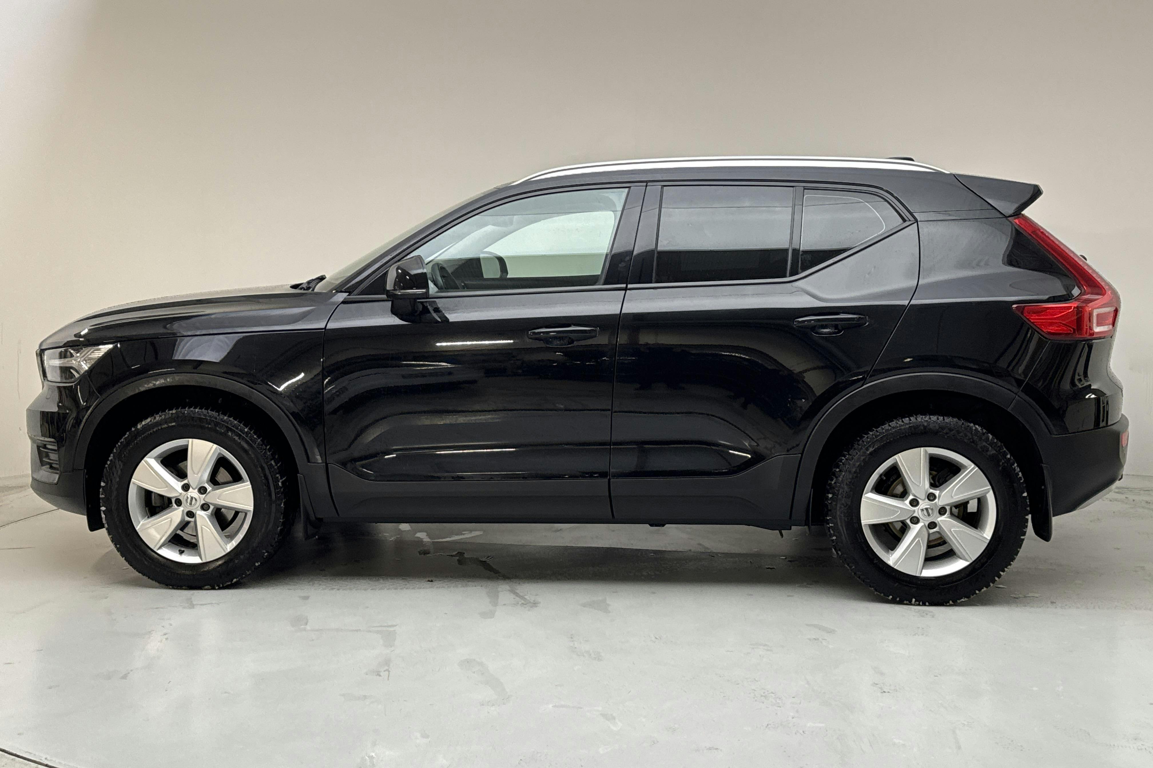 Presentationsfoto 2 av 15: Volvo XC40 T2 2WD (129hk) - 8 185 mil - Automat - svart - 2021