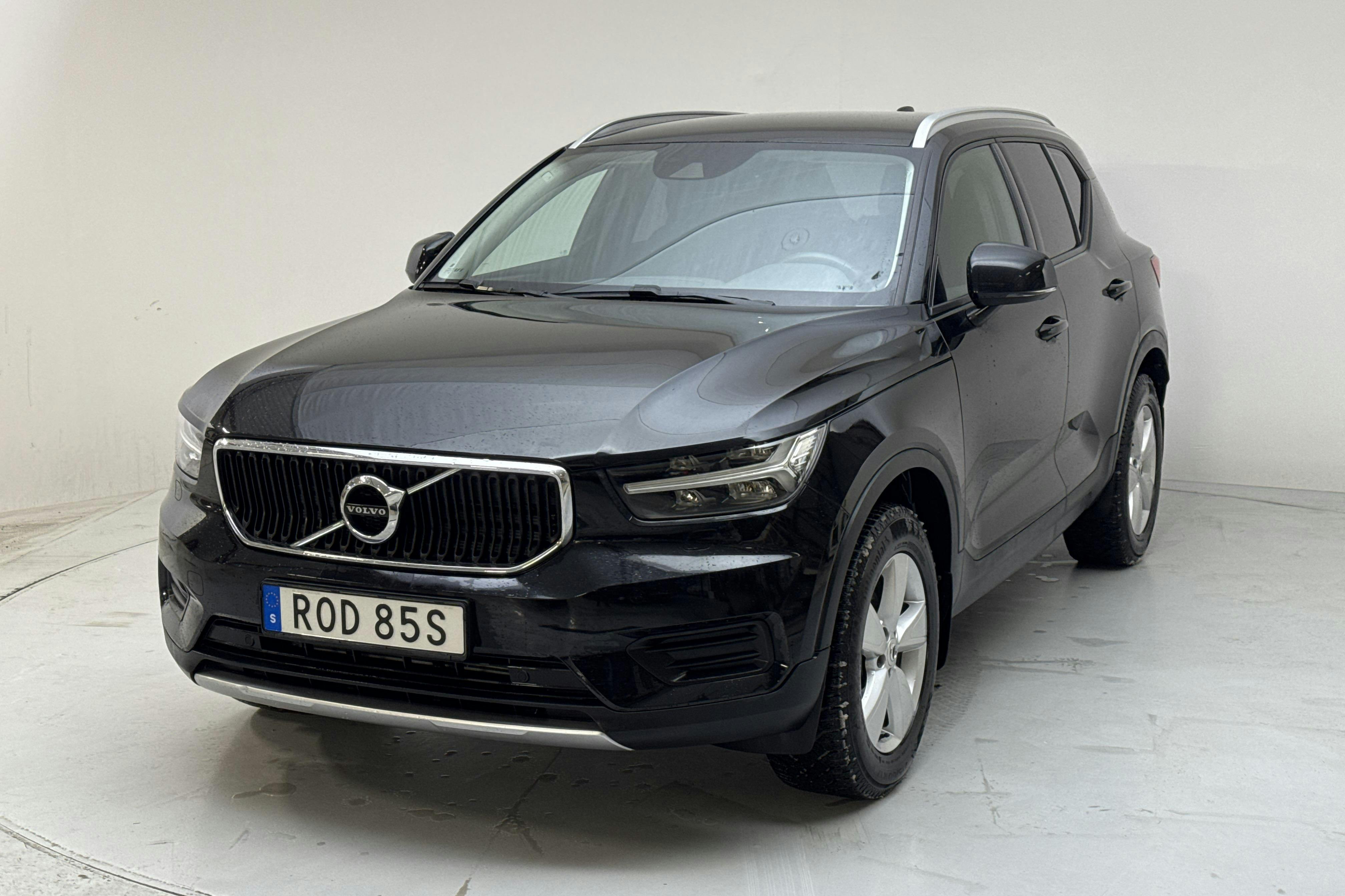 Presentationsfoto 1 av 15: Volvo XC40 T2 2WD (129hk) - 8 185 mil - Automat - svart - 2021