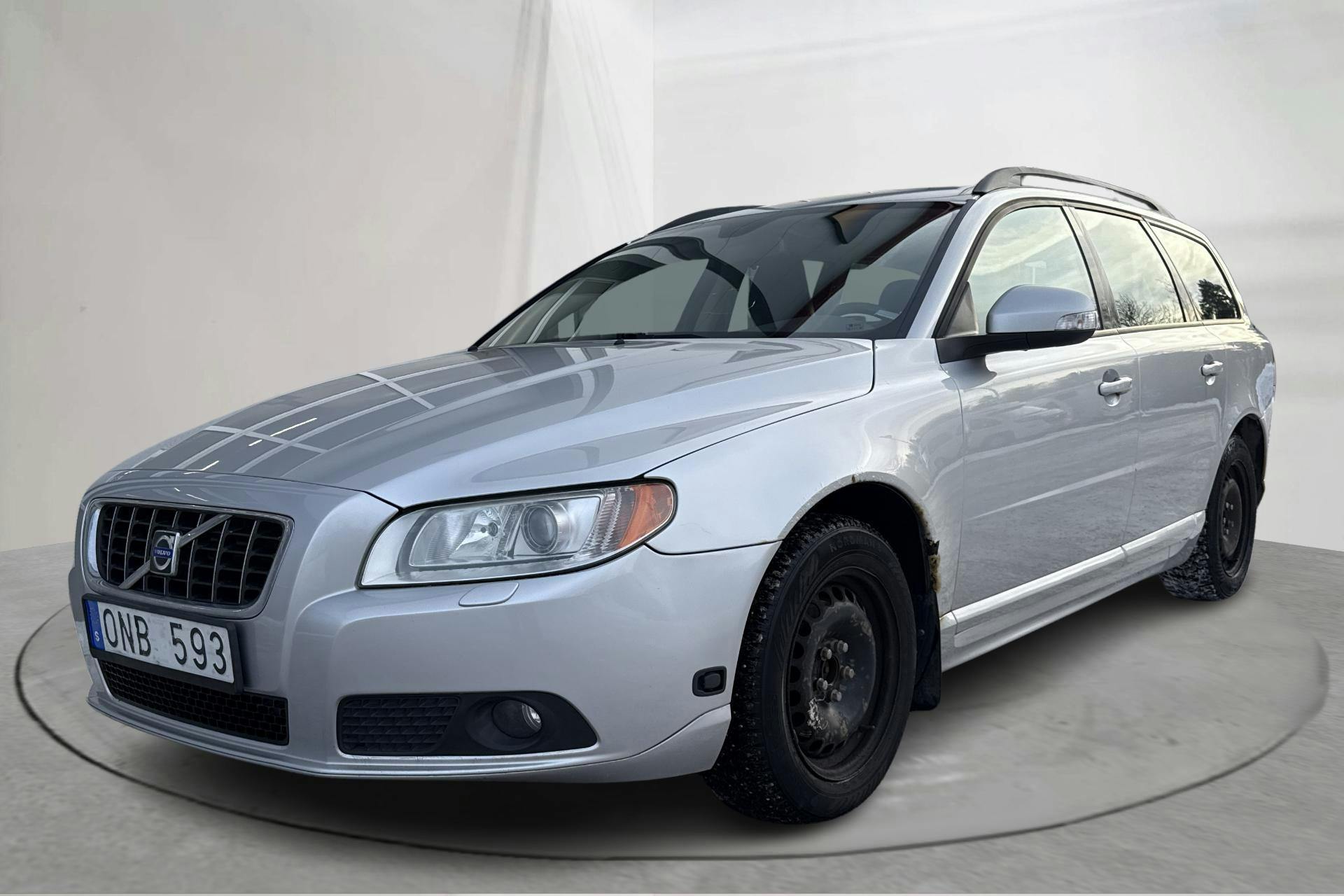 Presentation photo 1 of 13: Volvo V70 II 2.0F (145hk) - 240 820 km - Manual - Light Grey - 2009