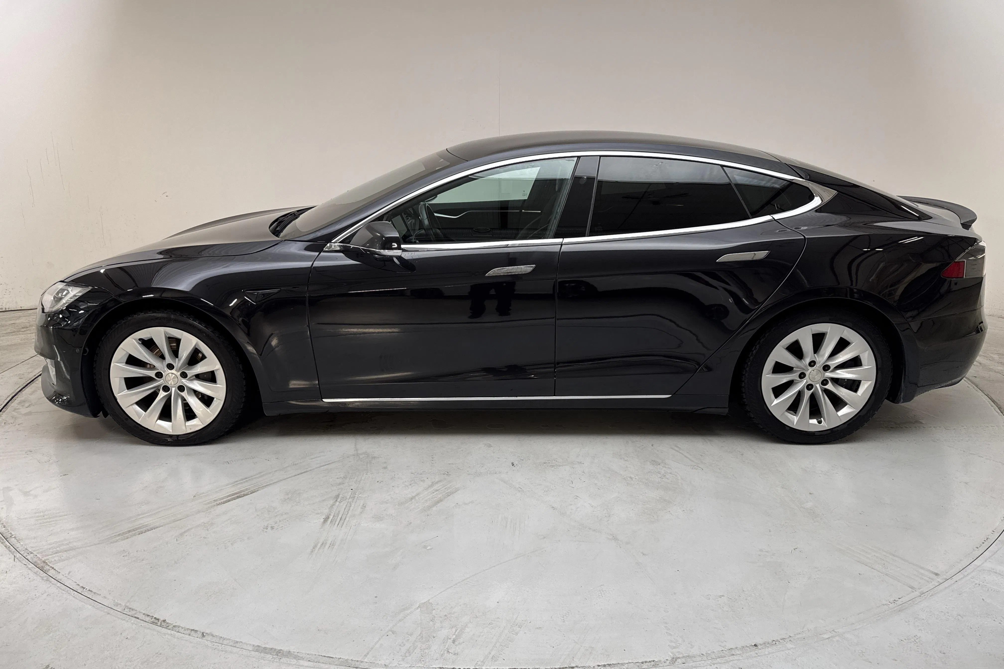 Presentationsfoto 2 av 17: Tesla Model S 100D - 25 797 mil - Automat - svart - 2017