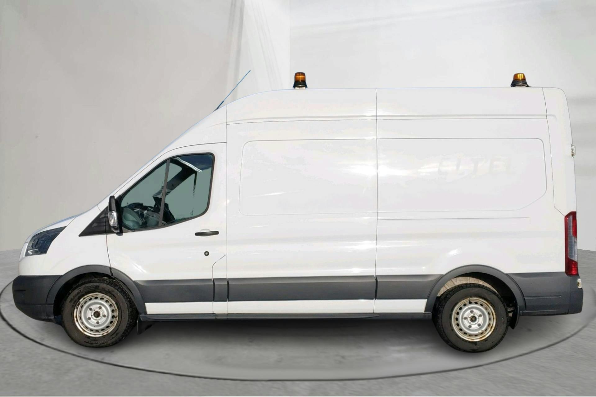 Presentationsfoto 2 av 17: Ford Transit 350 2.0 TDCi 2WD Skåp (130hk) - 11 409 mil - Automat - vit - 2018
