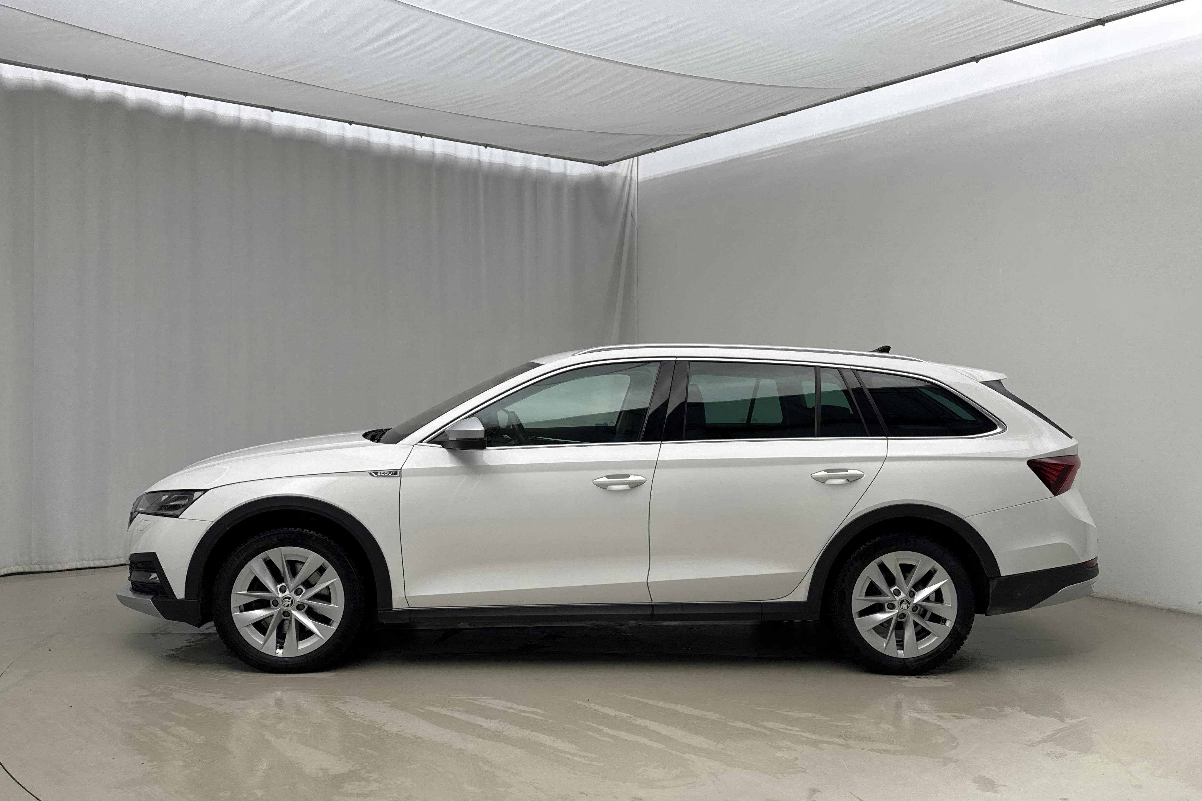 Presentation photo 2 of 16: Skoda Octavia Scout 2.0 TDI 4X4 (200hk) - 88 460 km - Automatic - white - 2022