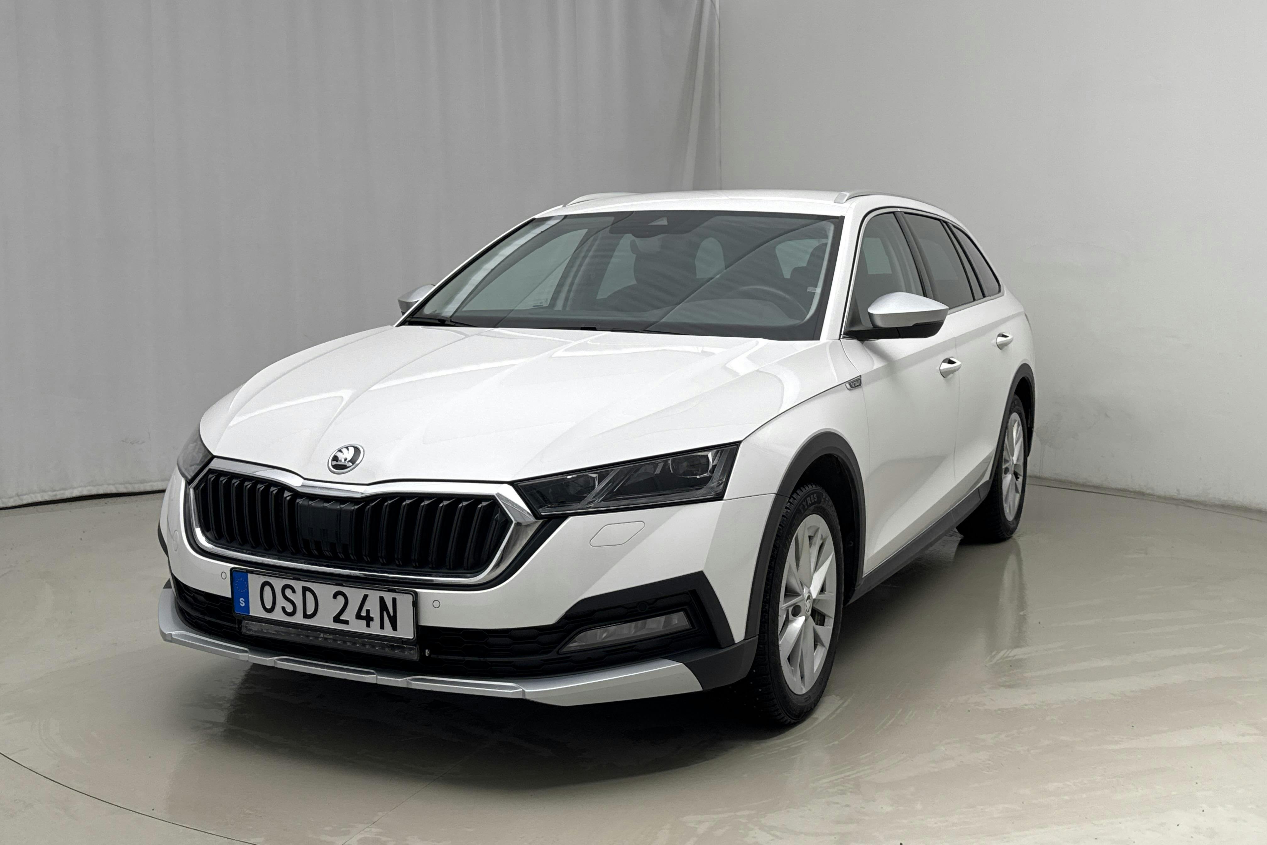 Presentation photo 1 of 16: Skoda Octavia Scout 2.0 TDI 4X4 (200hk) - 88 460 km - Automatic - white - 2022