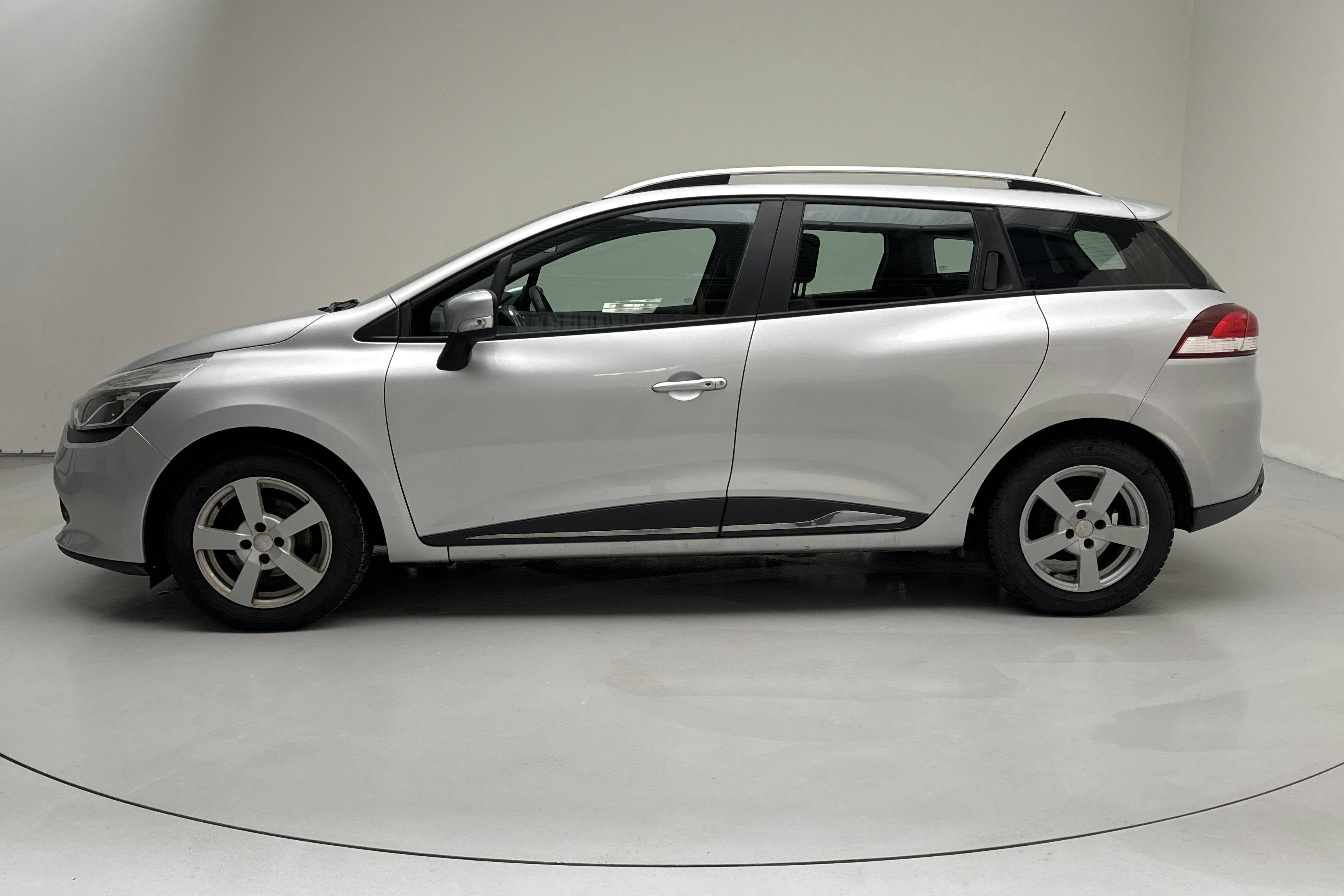 Presentation photo 2 of 13: Renault Clio IV 0.9 TCe 90 Sports Tourer (90hk) - 75 020 km - Manual - silver - 2015