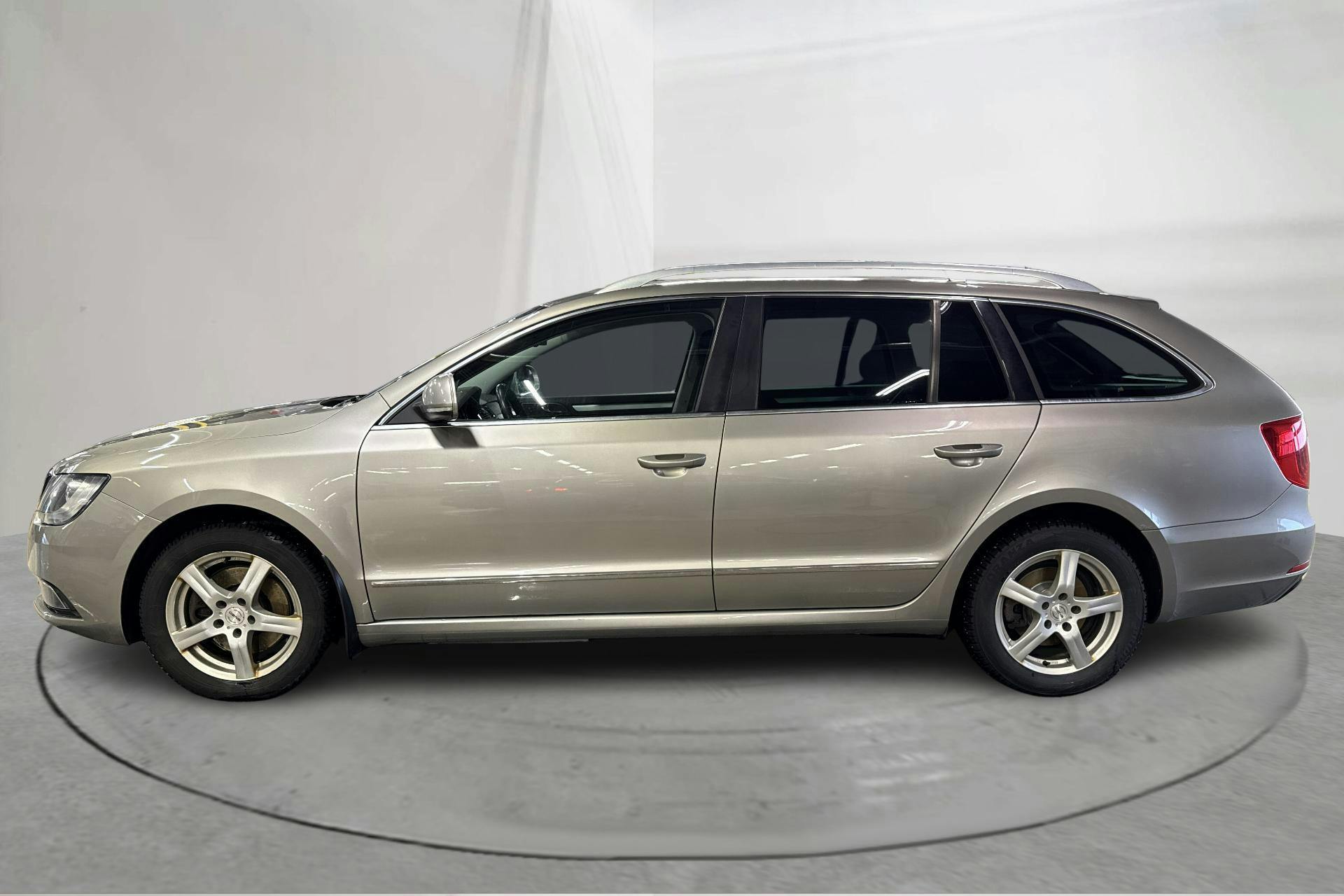 Presentation photo 2 of 16: Skoda Superb 2.0 TDI Kombi (140hk) - 159 240 km - Automatic - Light Brown - 2015