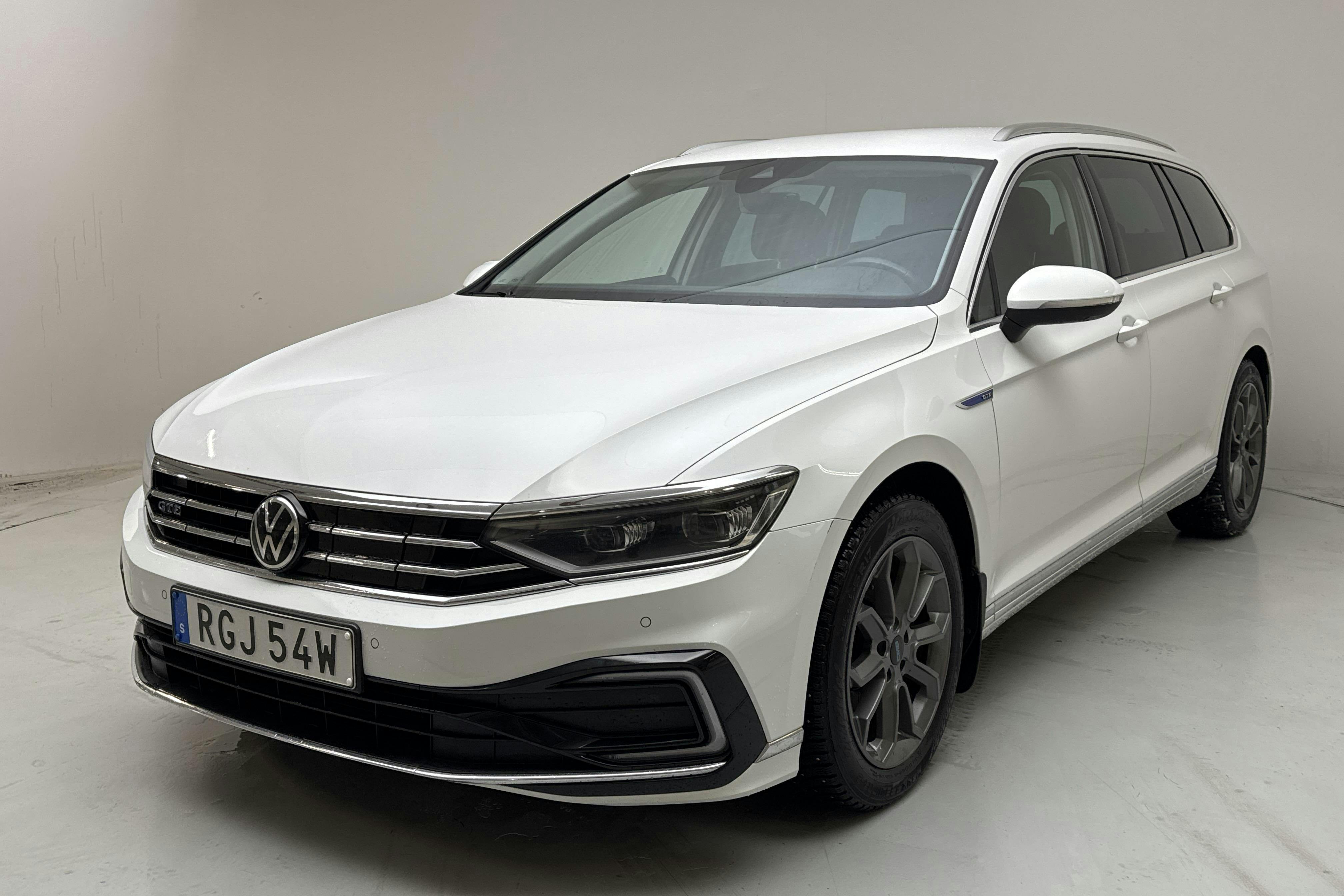 Presentationsfoto 1 av 18: VW Passat 1.4 GTE Sportscombi (218hk) - 13 324 mil - Automat - vit - 2021