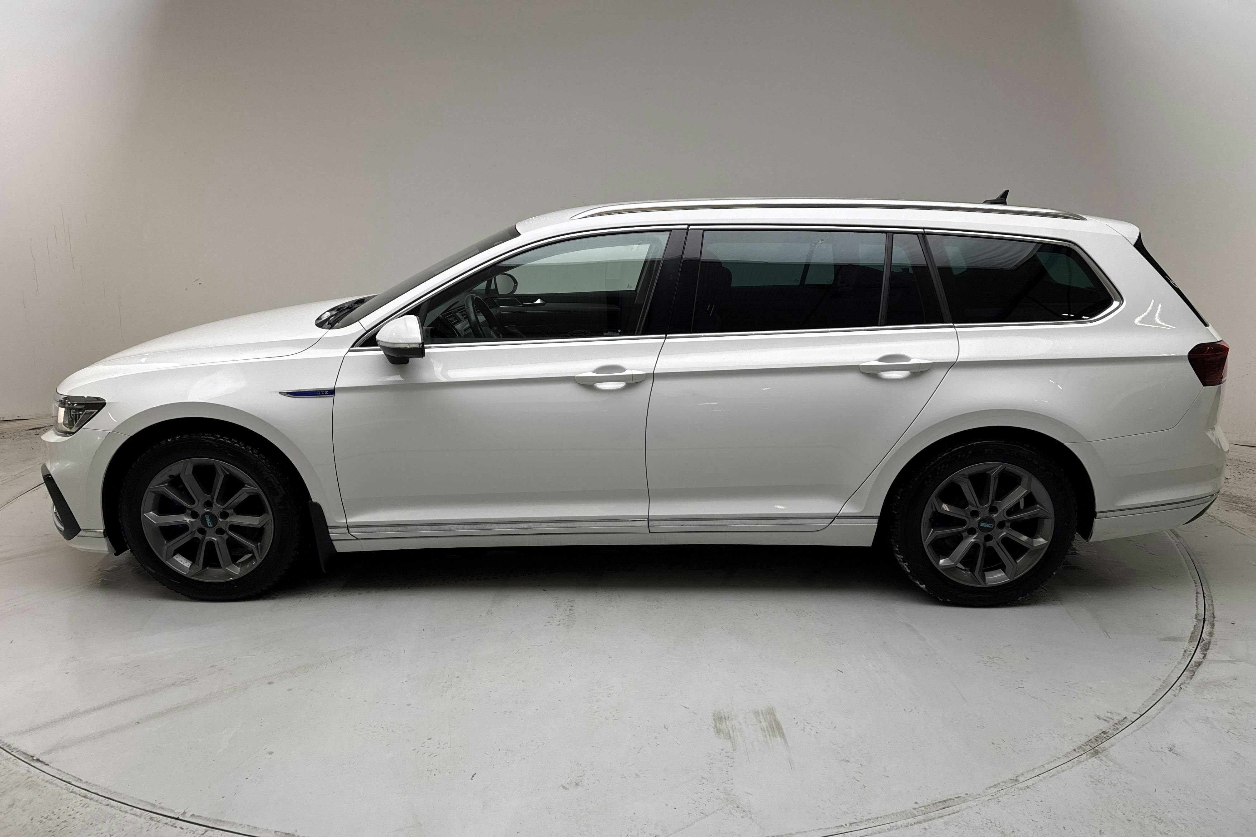 Presentationsfoto 2 av 18: VW Passat 1.4 GTE Sportscombi (218hk) - 13 324 mil - Automat - vit - 2021