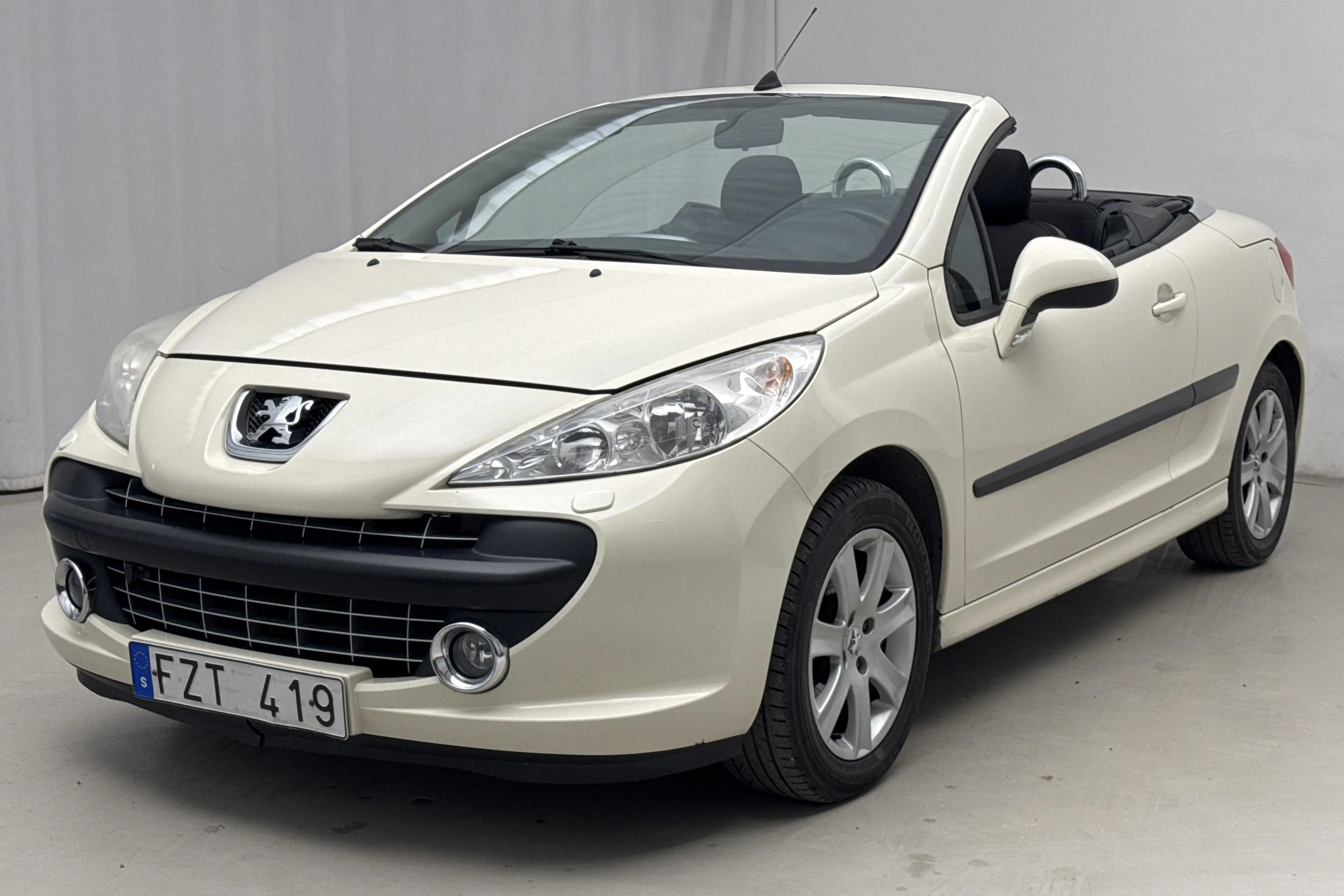 Presentation photo 1 of 17: Peugeot 207 CC 1.6 VTi (120hk) - 142 360 km - Manual - Light Brown - 2007