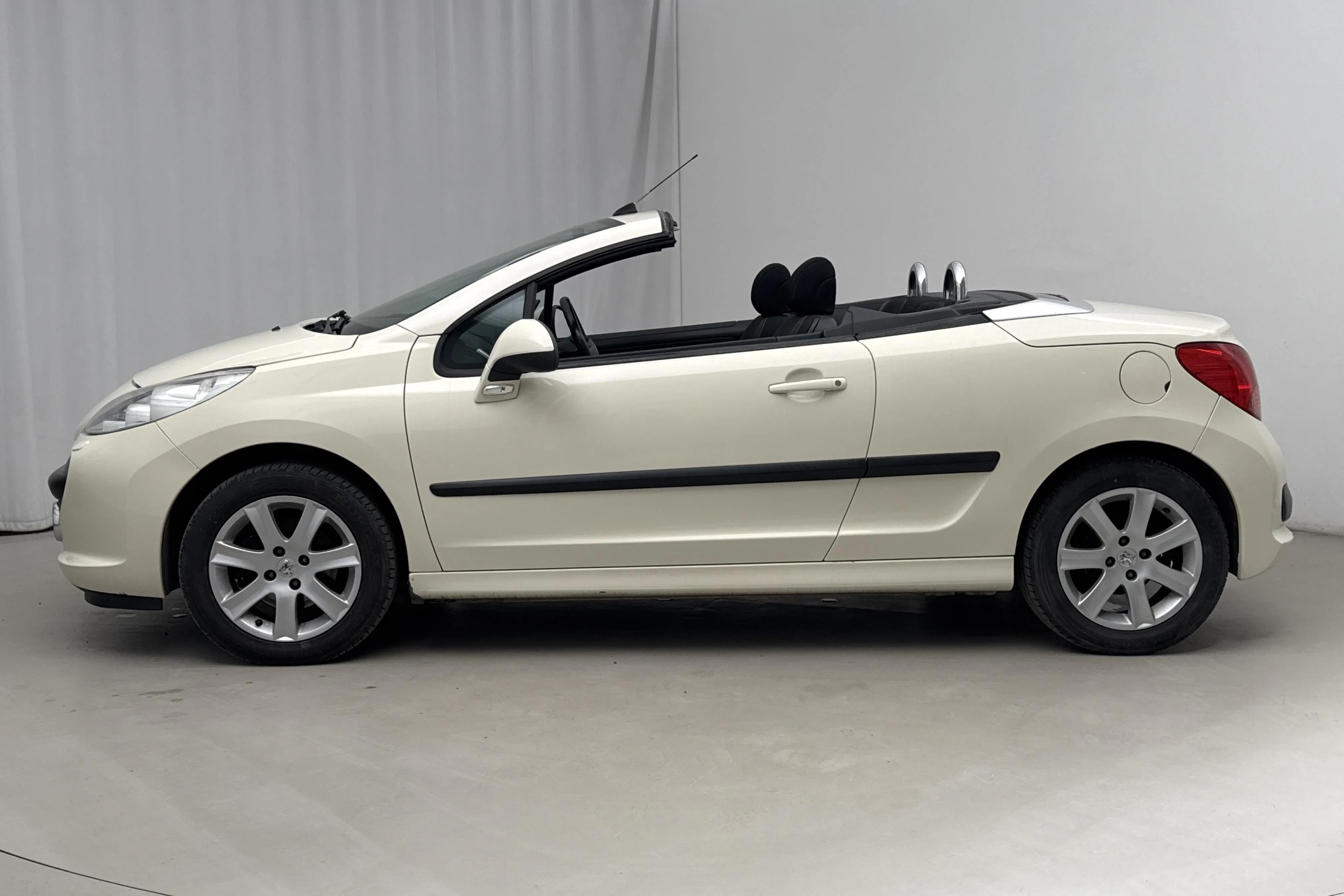 Presentation photo 2 of 17: Peugeot 207 CC 1.6 VTi (120hk) - 142 360 km - Manual - Light Brown - 2007