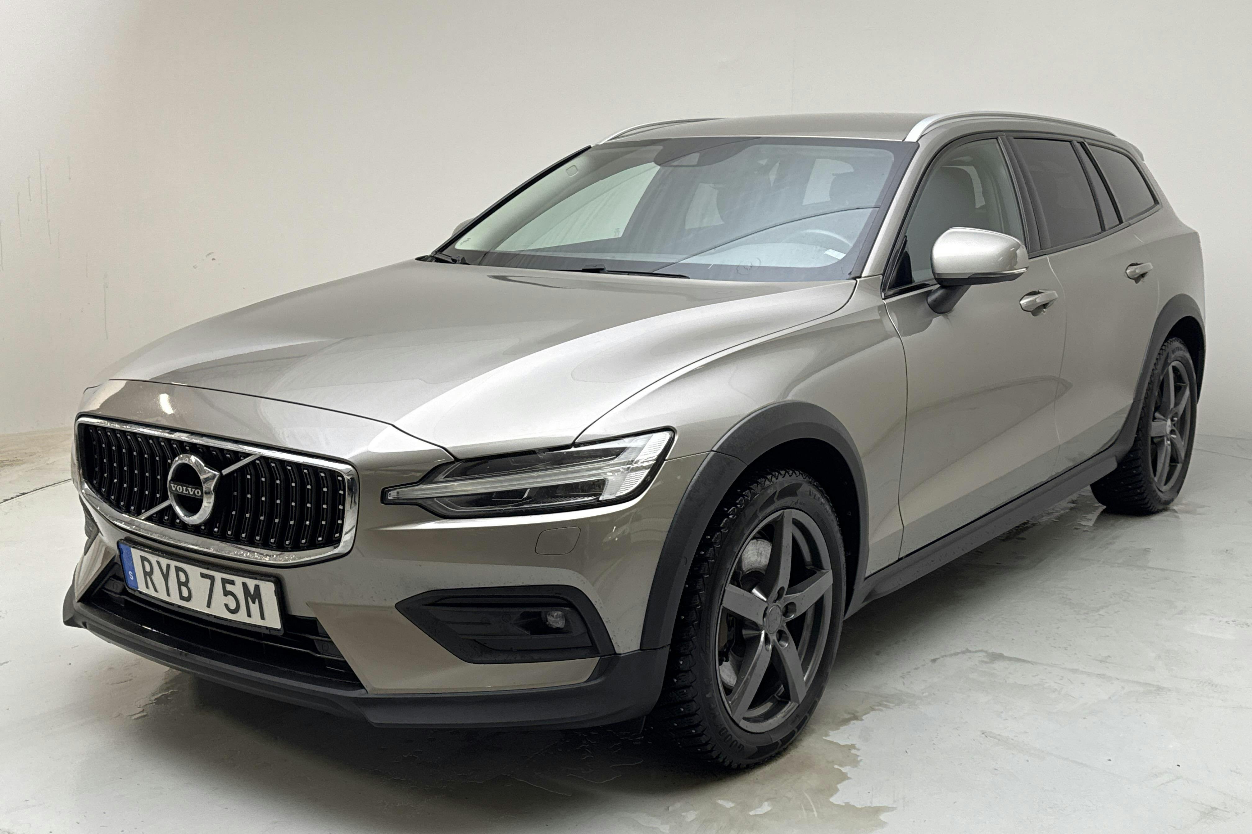 Presentation photo 1 of 16: Volvo V60 B4 Cross Country AWD Mildhybrid, Diesel (197hk) - 155 430 km - Automatic - gray - 2022