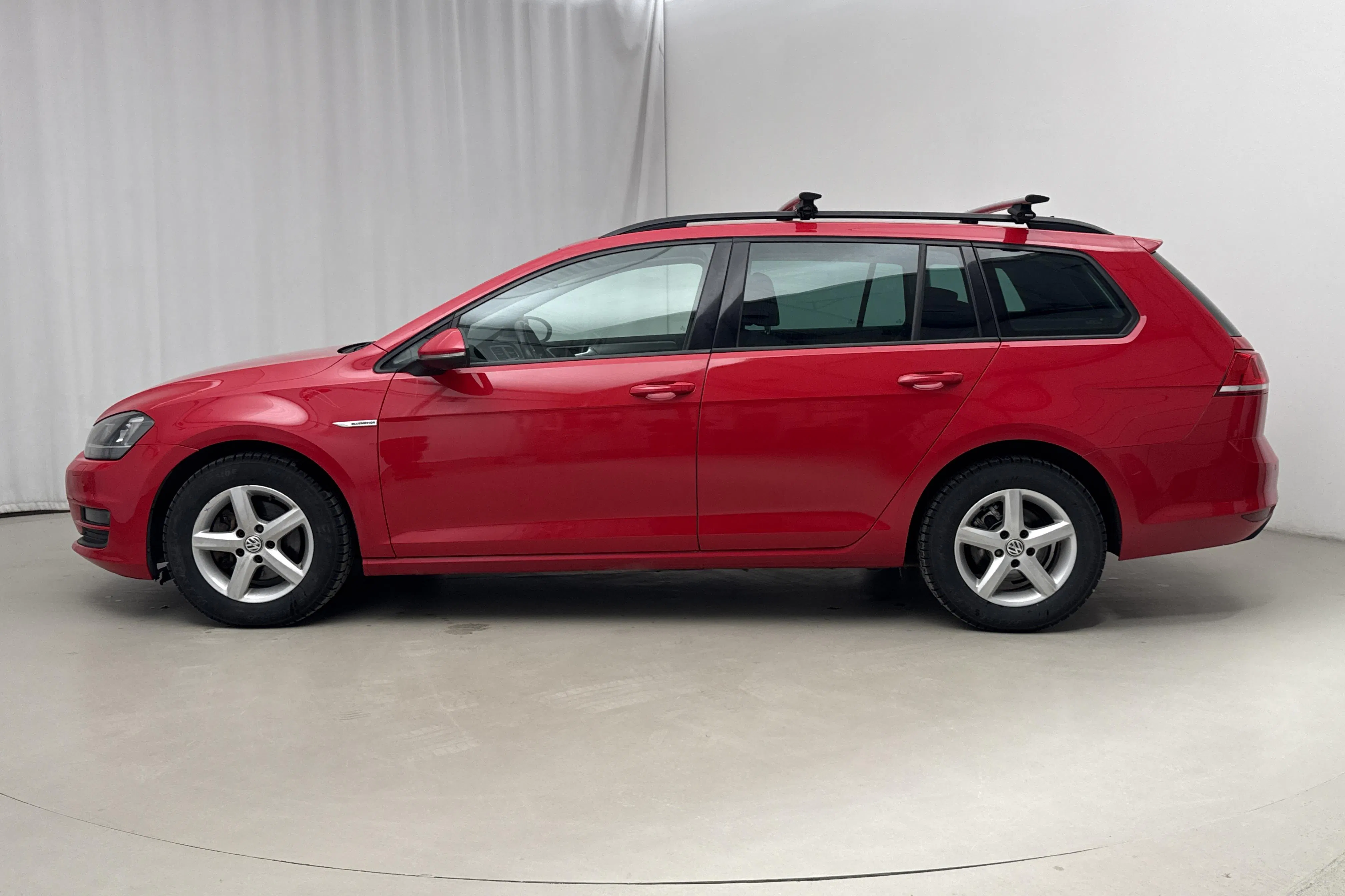 Presentationsfoto 2 av 16: VW Golf VII 1.4 TGI BlueMotion Sportscombi (110hk) - 19 455 mil - Automat - röd - 2015