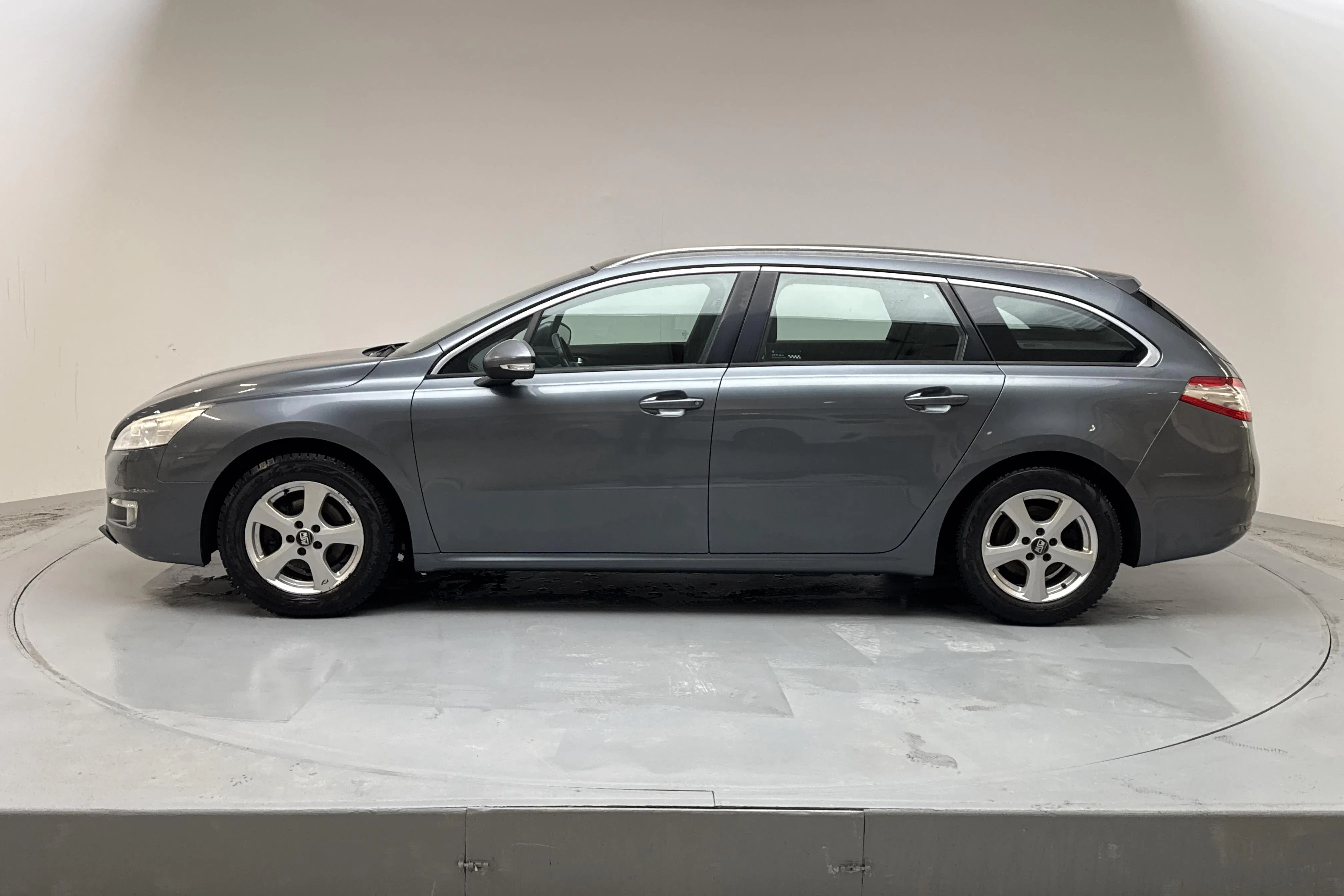 Presentation photo 2 of 14: Peugeot 508 SW e-1.6 HDi (112hk) - 168 460 km - Manual - gray - 2013