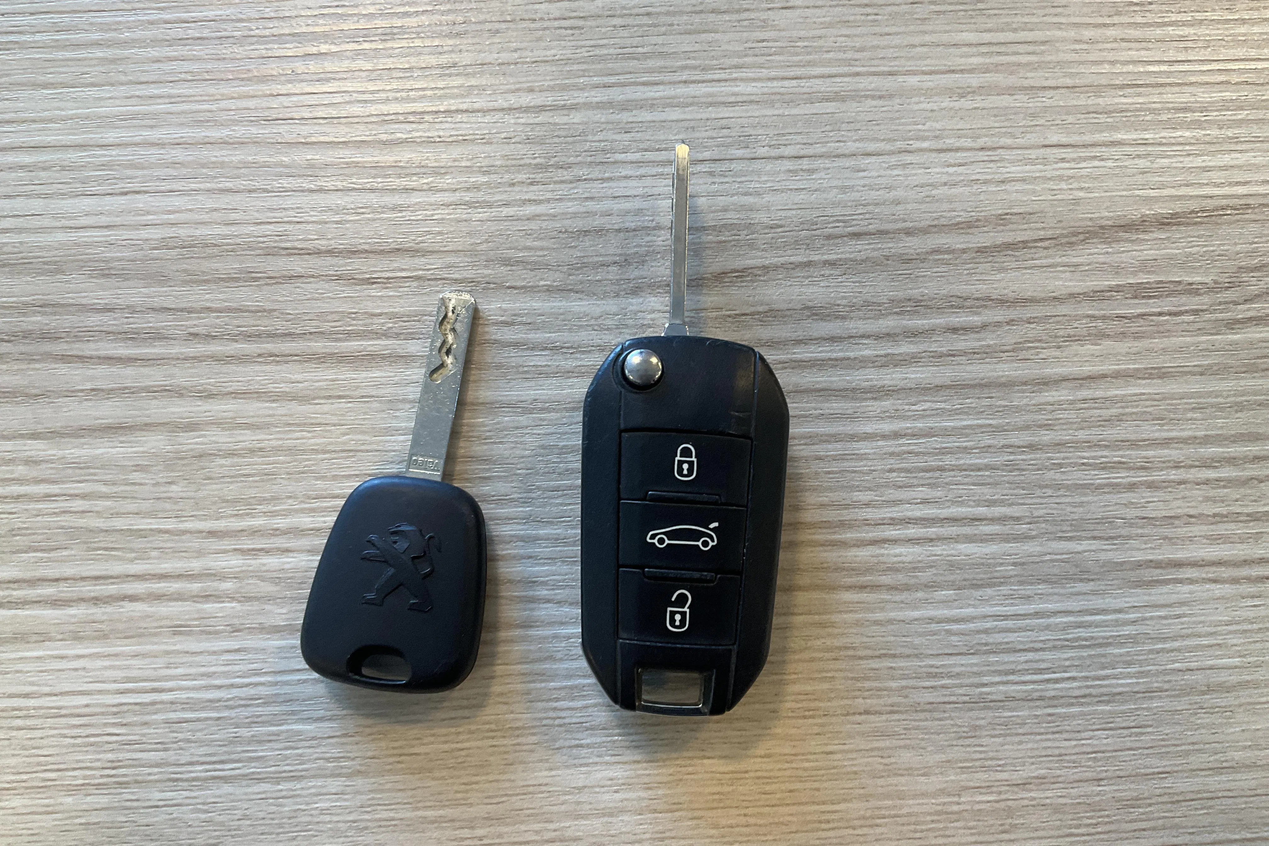 Presentation photo 14 of 14: Peugeot 508 SW e-1.6 HDi (112hk) - 168 460 km - Manual - gray - 2013