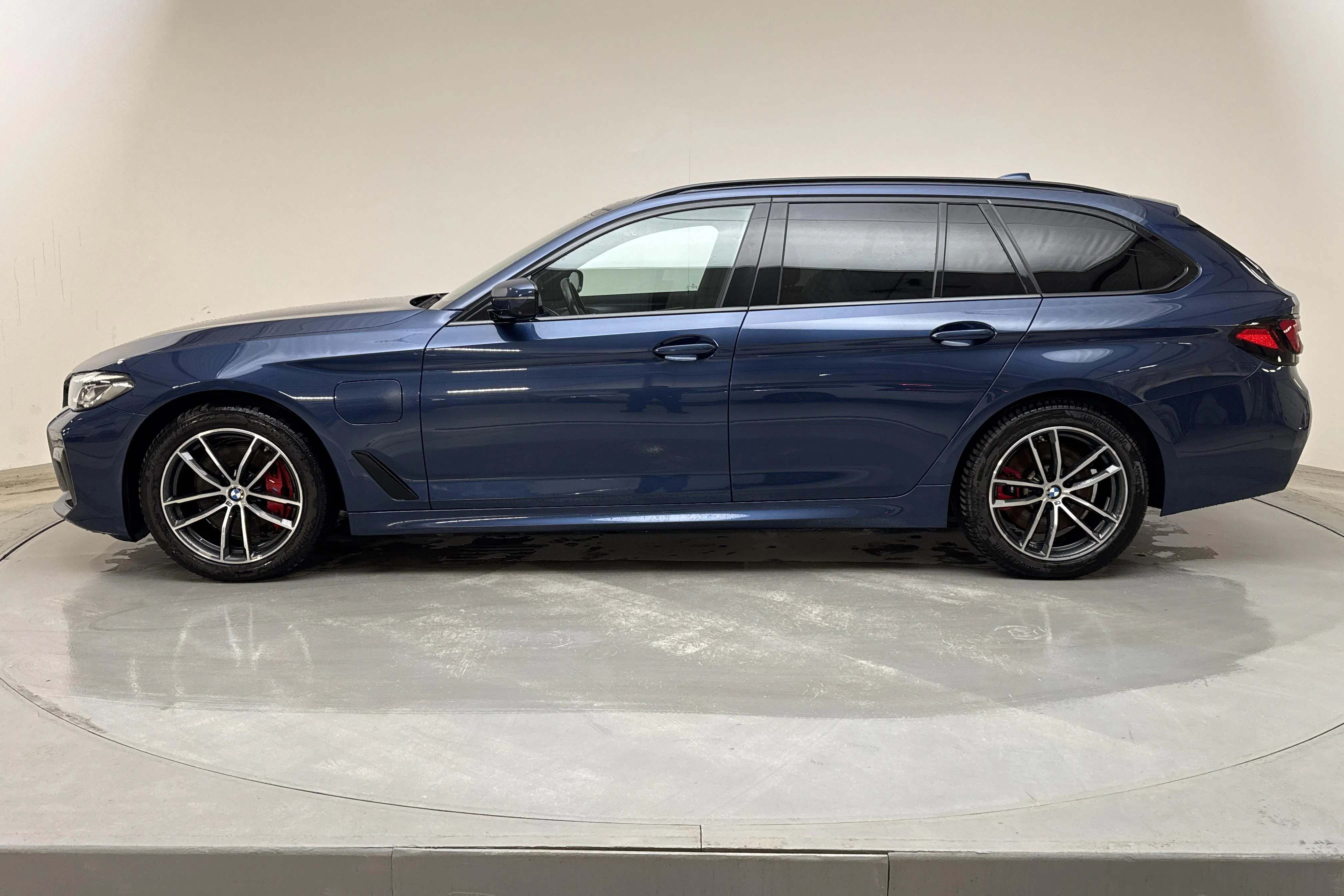 Presentationsfoto 2 av 17: BMW 530e Touring, G31 12kWh LCI (292hk) - 9 296 mil - Automat - blå - 2021