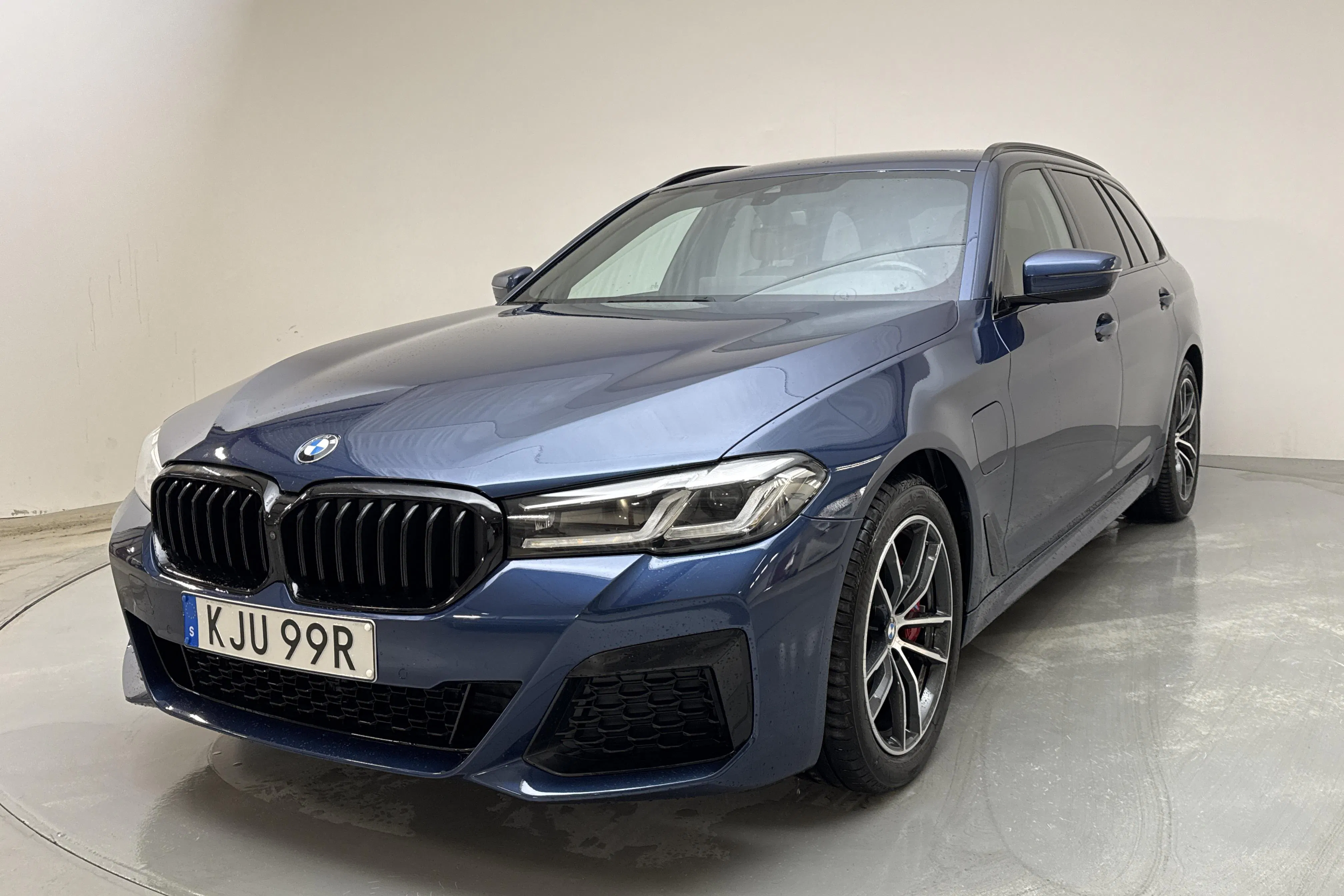 Presentationsfoto 1 av 17: BMW 530e Touring, G31 12kWh LCI (292hk) - 9 296 mil - Automat - blå - 2021