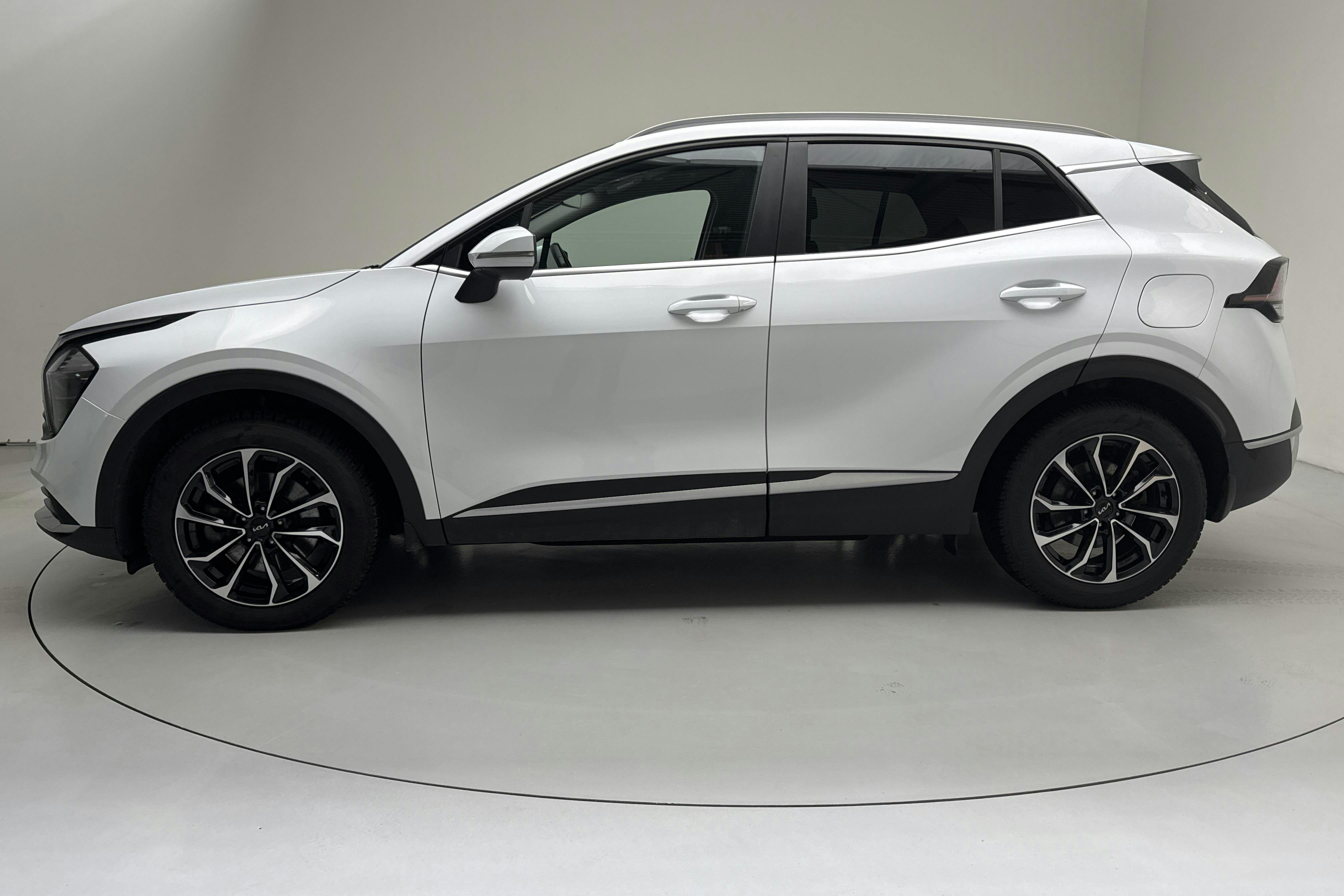 Presentation photo 2 of 16: KIA Sportage PHEV AWD (265hk) - 120 540 km - Automatic - white - 2022