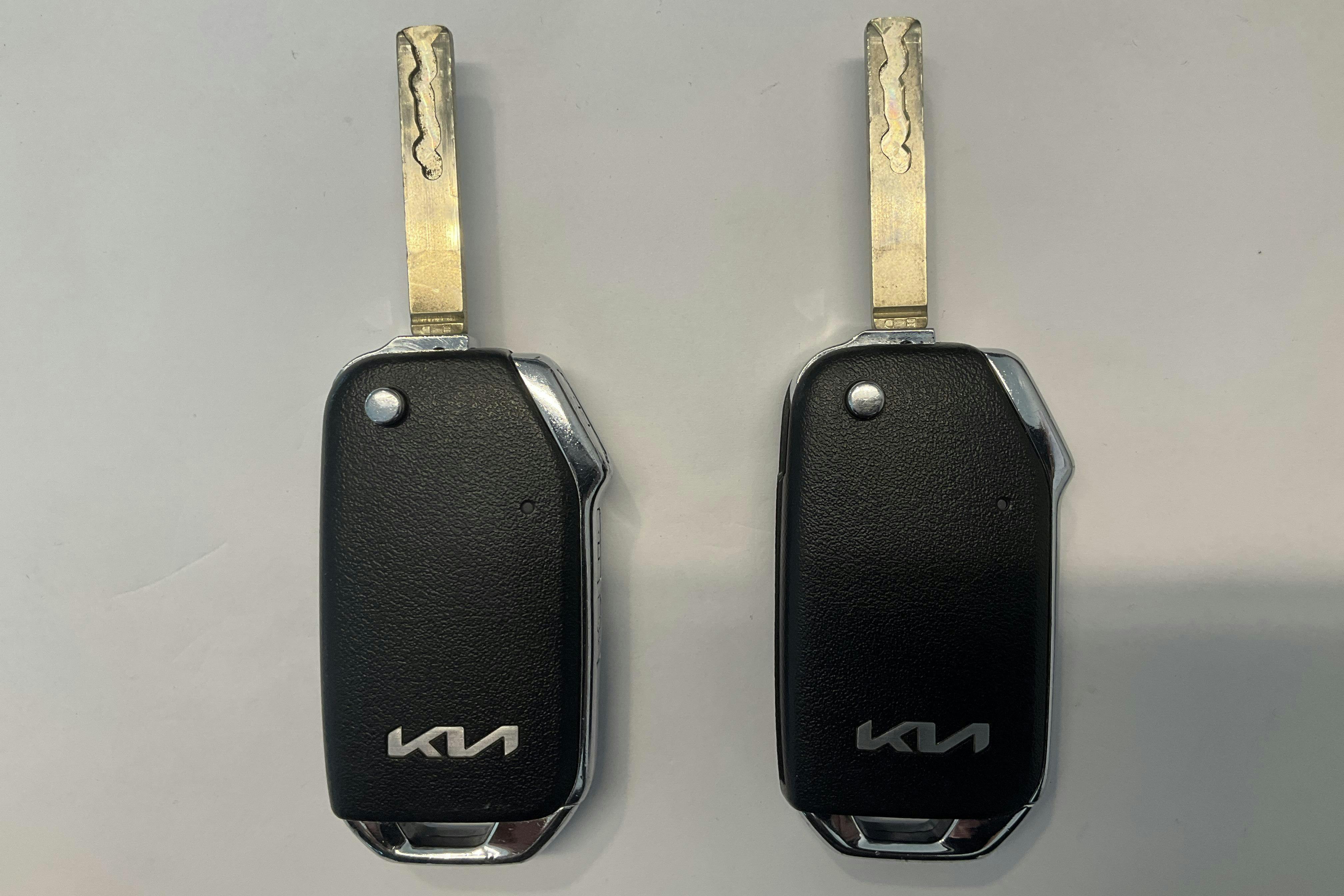 Presentation photo 16 of 16: KIA Sportage PHEV AWD (265hk) - 120 540 km - Automatic - white - 2022