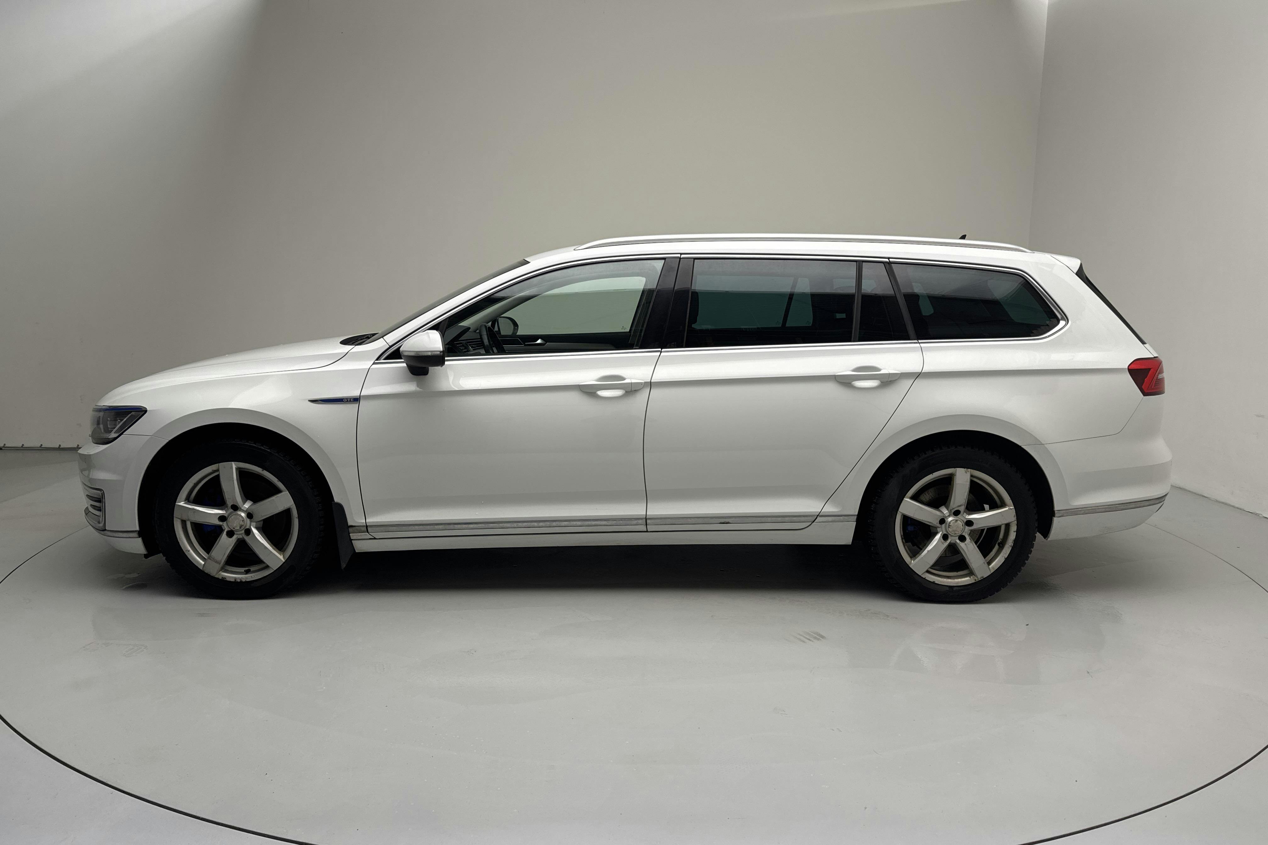 Presentationsfoto 2 av 16: VW Passat 1.4 Plug-in-Hybrid Sportscombi (218hk) - 15 643 mil - Automat - vit - 2016