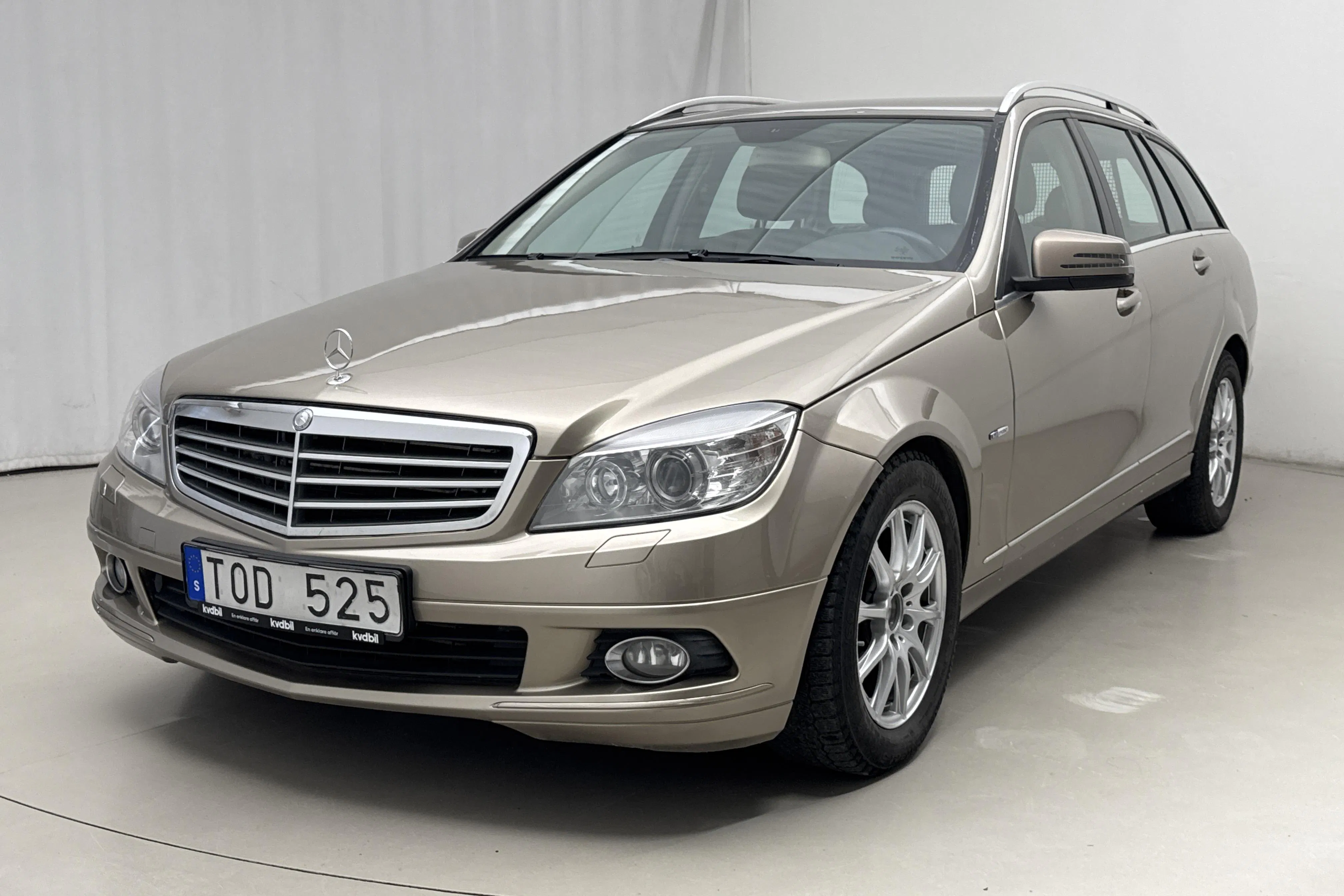 Presentationsfoto 1 av 17: Mercedes C 250 CDI BlueEfficiency Kombi 4Matic S204 (204hk) - 26 390 mil - Automat - Light Brown - 2011