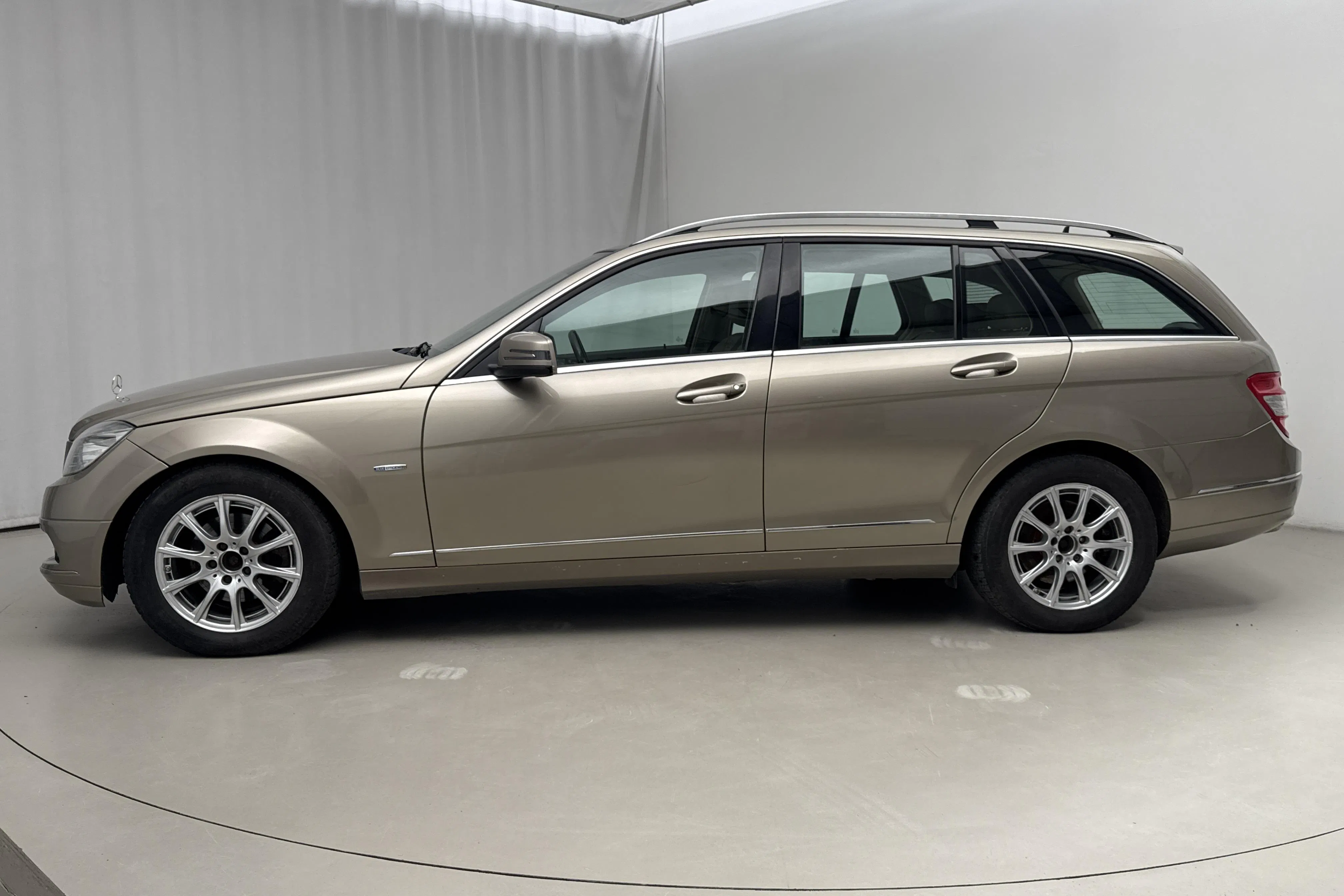 Presentationsfoto 2 av 17: Mercedes C 250 CDI BlueEfficiency Kombi 4Matic S204 (204hk) - 26 390 mil - Automat - Light Brown - 2011