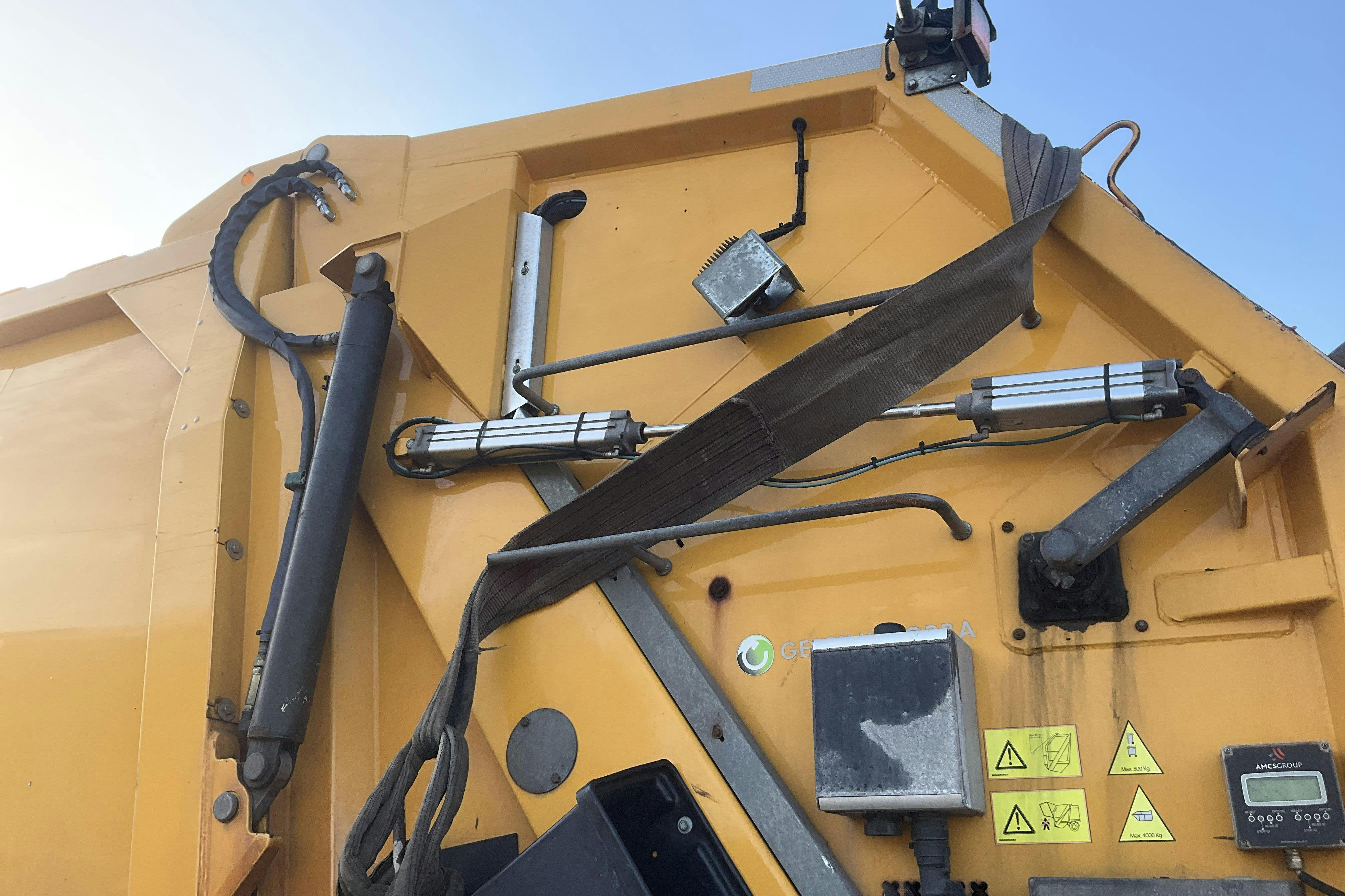 Presentation photo 29 of 29: SCANIA P320LB 6X2*4 HNB - 281 917 km - Automatic - yellow - 2015