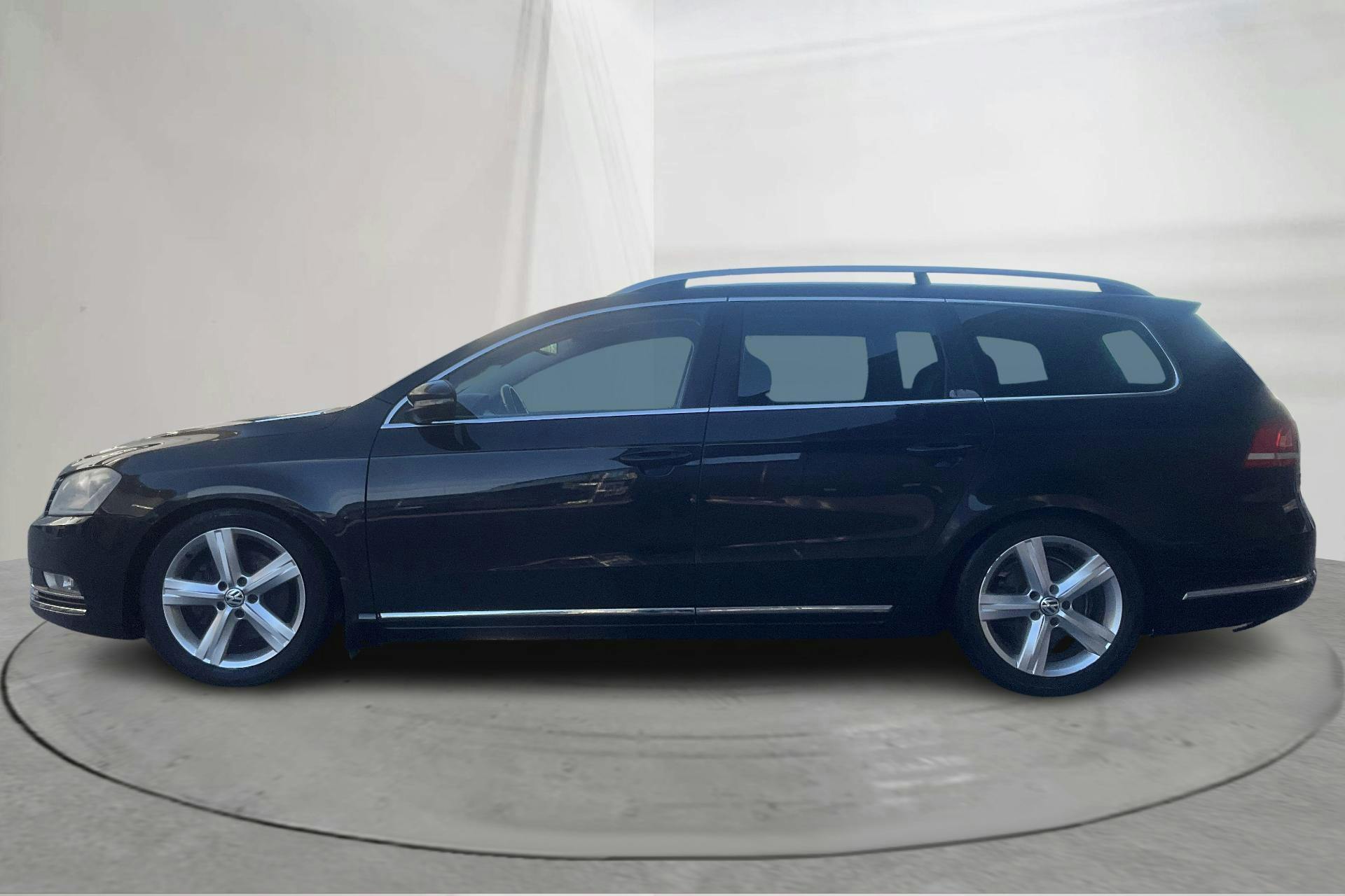 Presentation photo 2 of 13: VW Passat 2.0 TDI BlueMotion Technology Variant (140hk) - 247 800 km - Manual - black - 2013