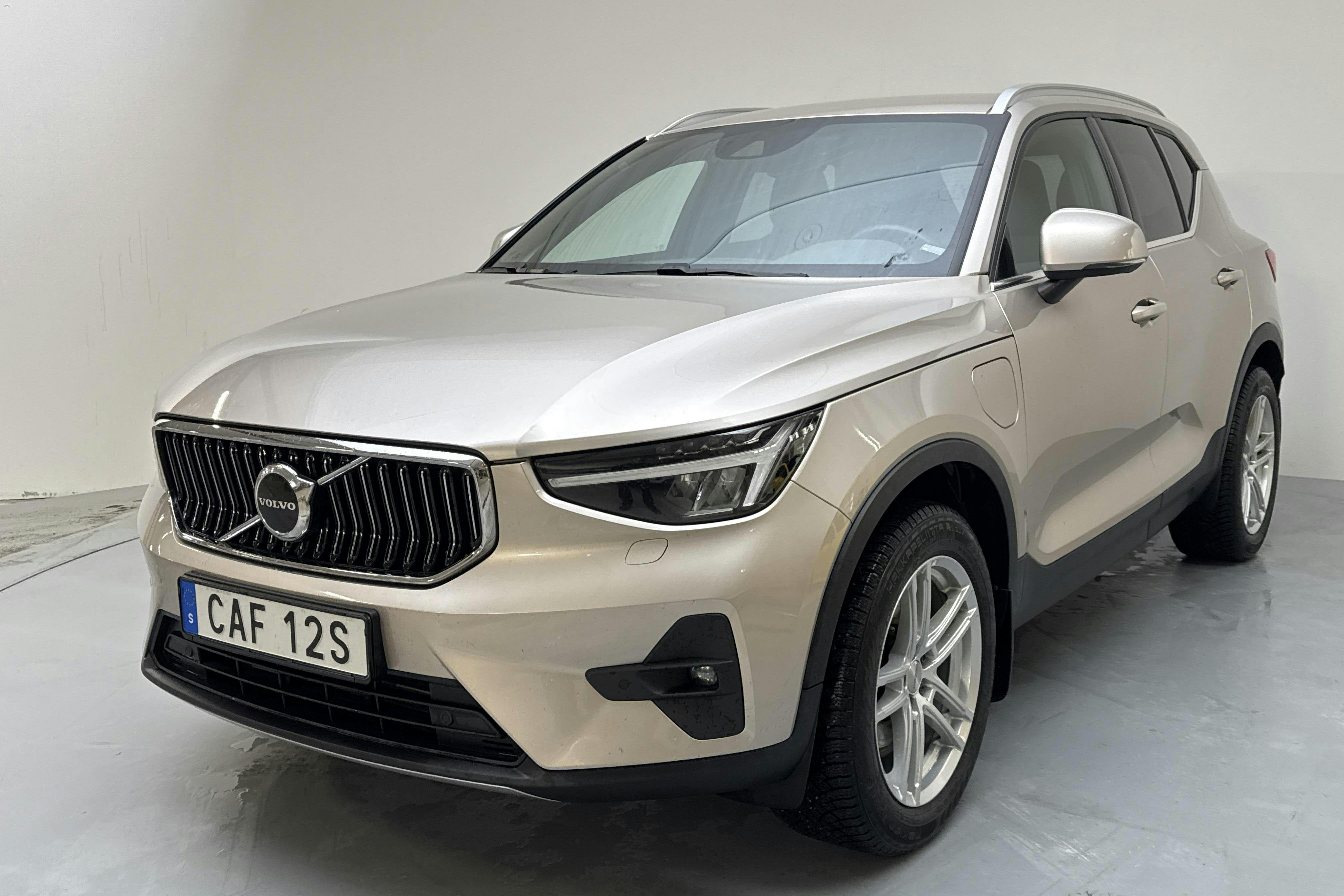 Presentation photo 1 of 20: Volvo XC40 T4 2WD Twin Engine (211hk) - 122 740 km - Automatic - Light Grey - 2023
