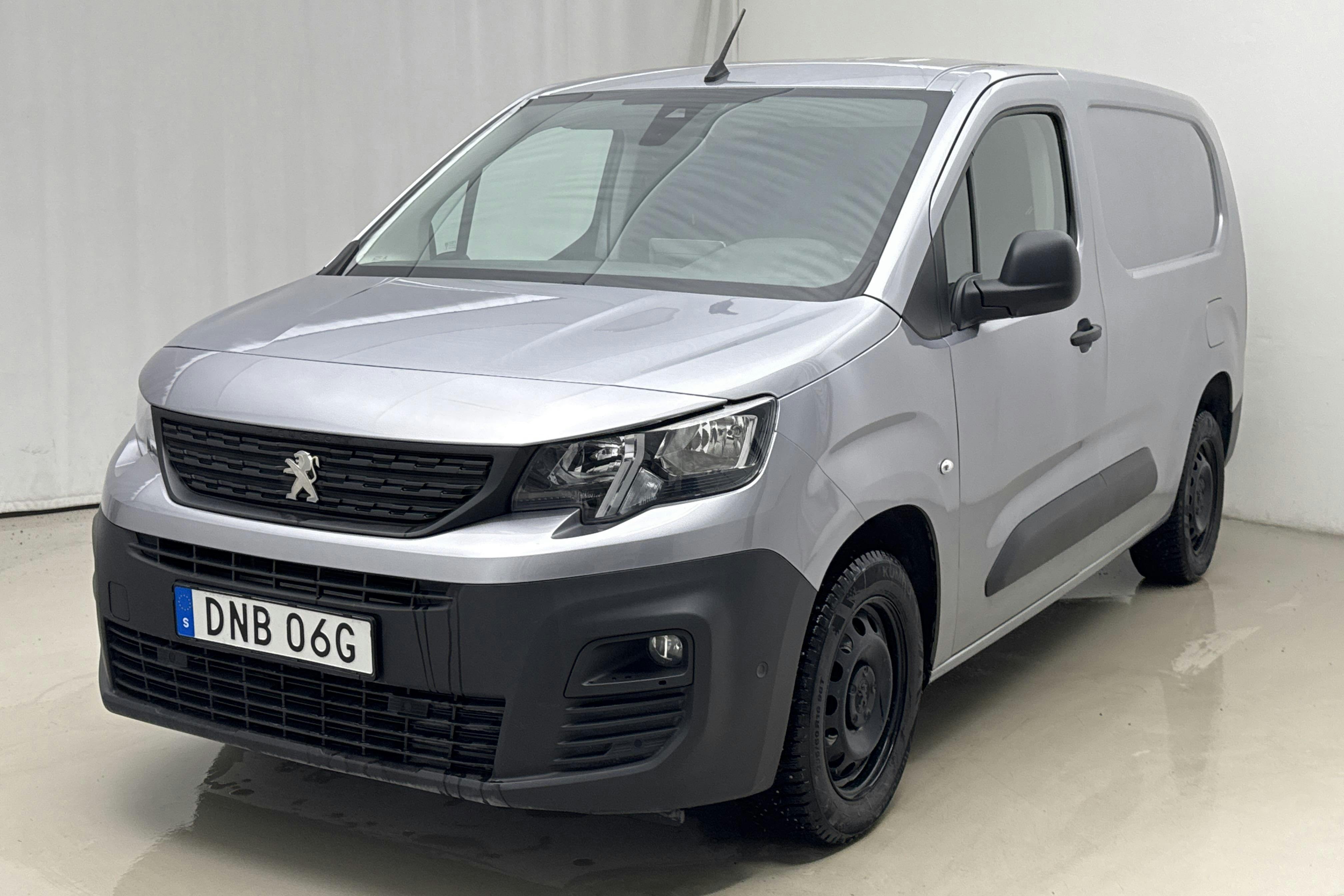 Presentation photo 1 of 13: Peugeot Partner 1.5 HDI Skåp (130hk) - 84 570 km - Automatic - gray - 2020