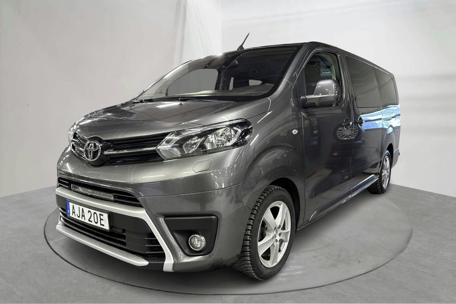 Presentationsfoto 1 av 14: Toyota PROACE Verso 2.0D (180hk) - 18 882 mil - Automat - Dark Grey - 2023