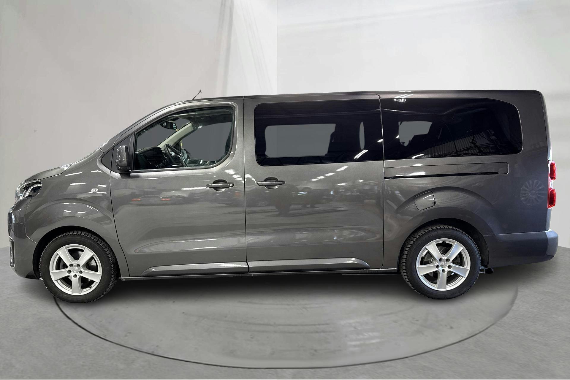 Presentationsfoto 2 av 14: Toyota PROACE Verso 2.0D (180hk) - 18 882 mil - Automat - Dark Grey - 2023