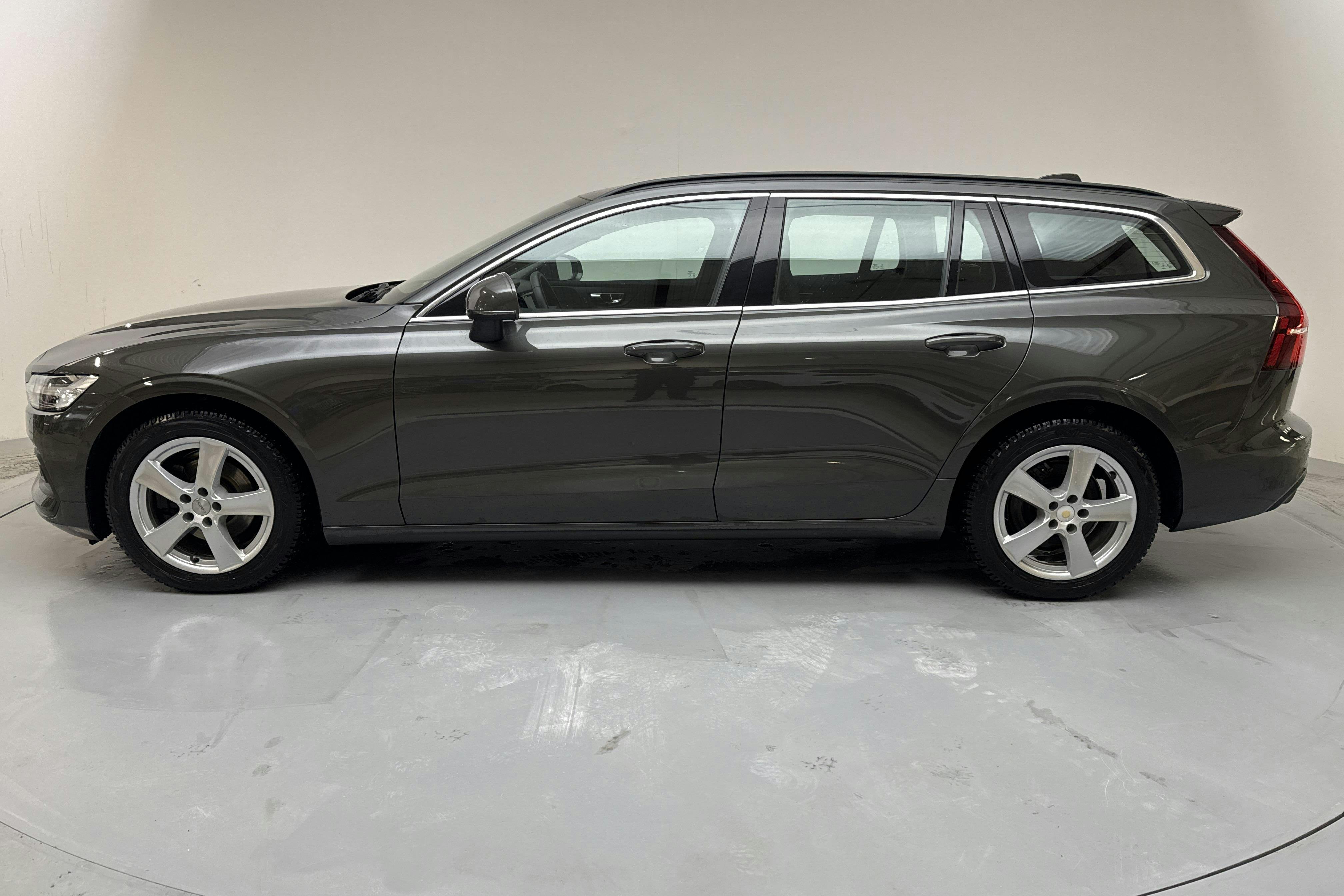 Zdjęcie prezentacyjne 2 z 14: Volvo V60 B4 Mildhybrid, Diesel (197hk) - 52 740 km - Automatyczna - Dark Grey - 2022