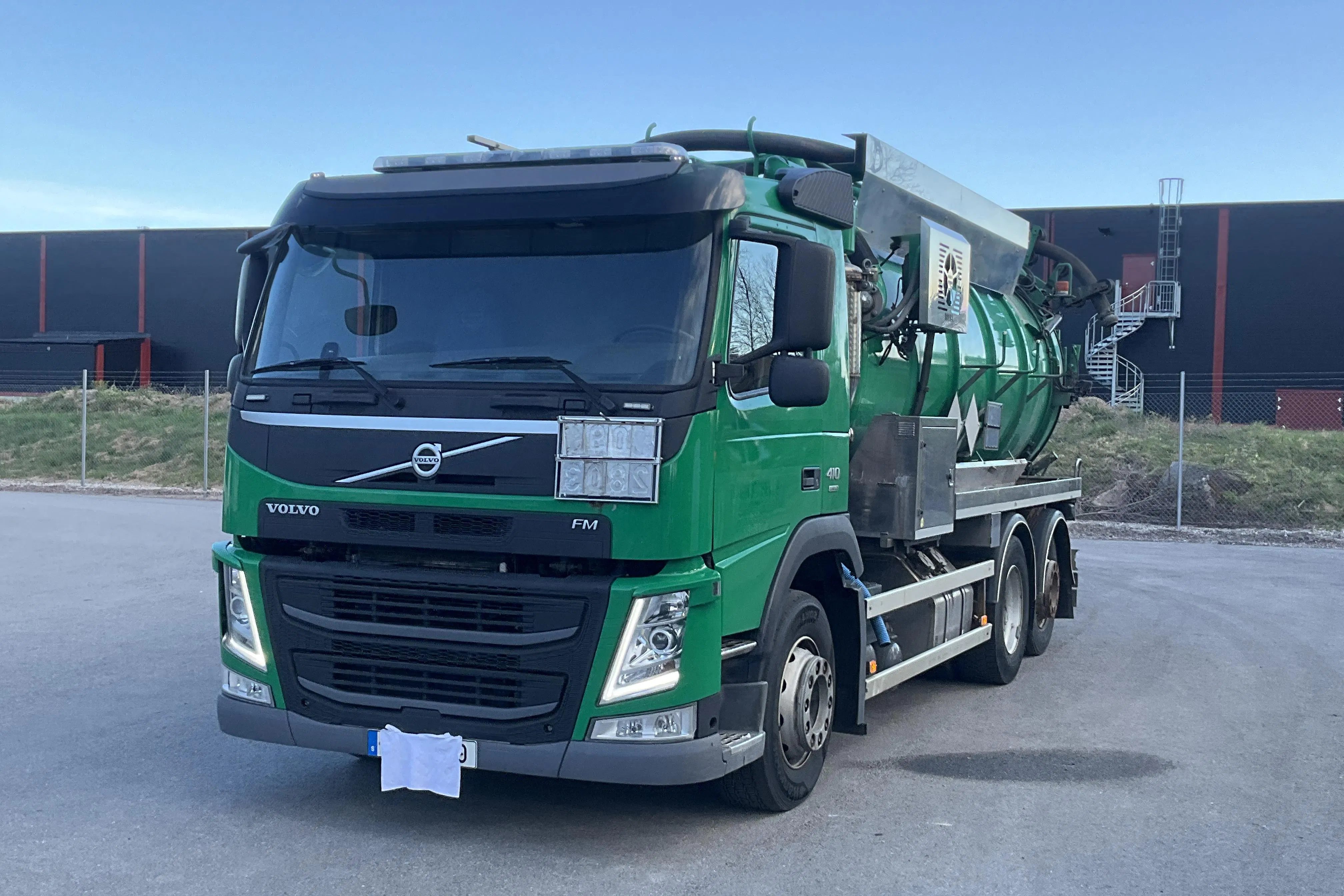 Presentationsfoto 1 av 43: VOLVO FM410, Kombinerad spol- och sugbil - 482 313 km - Automat - 2014