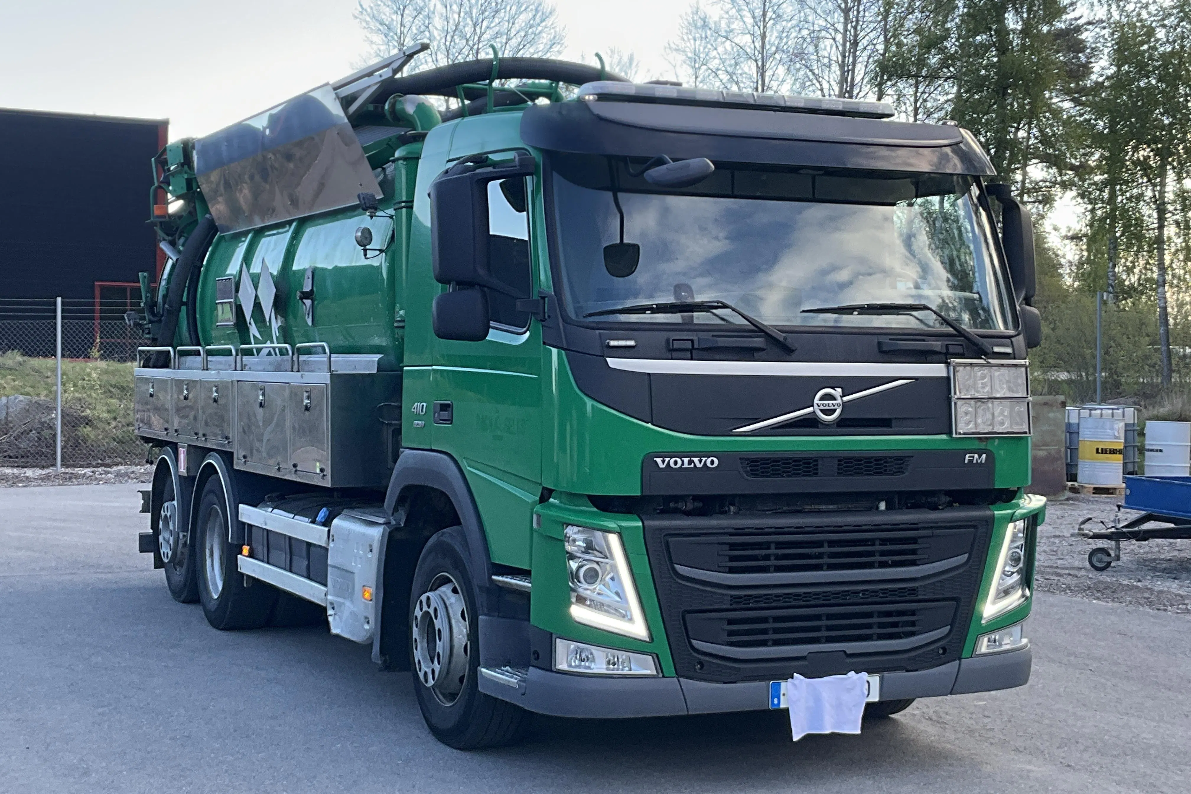 Presentationsfoto 2 av 43: VOLVO FM410, Kombinerad spol- och sugbil - 482 313 km - Automat - 2014