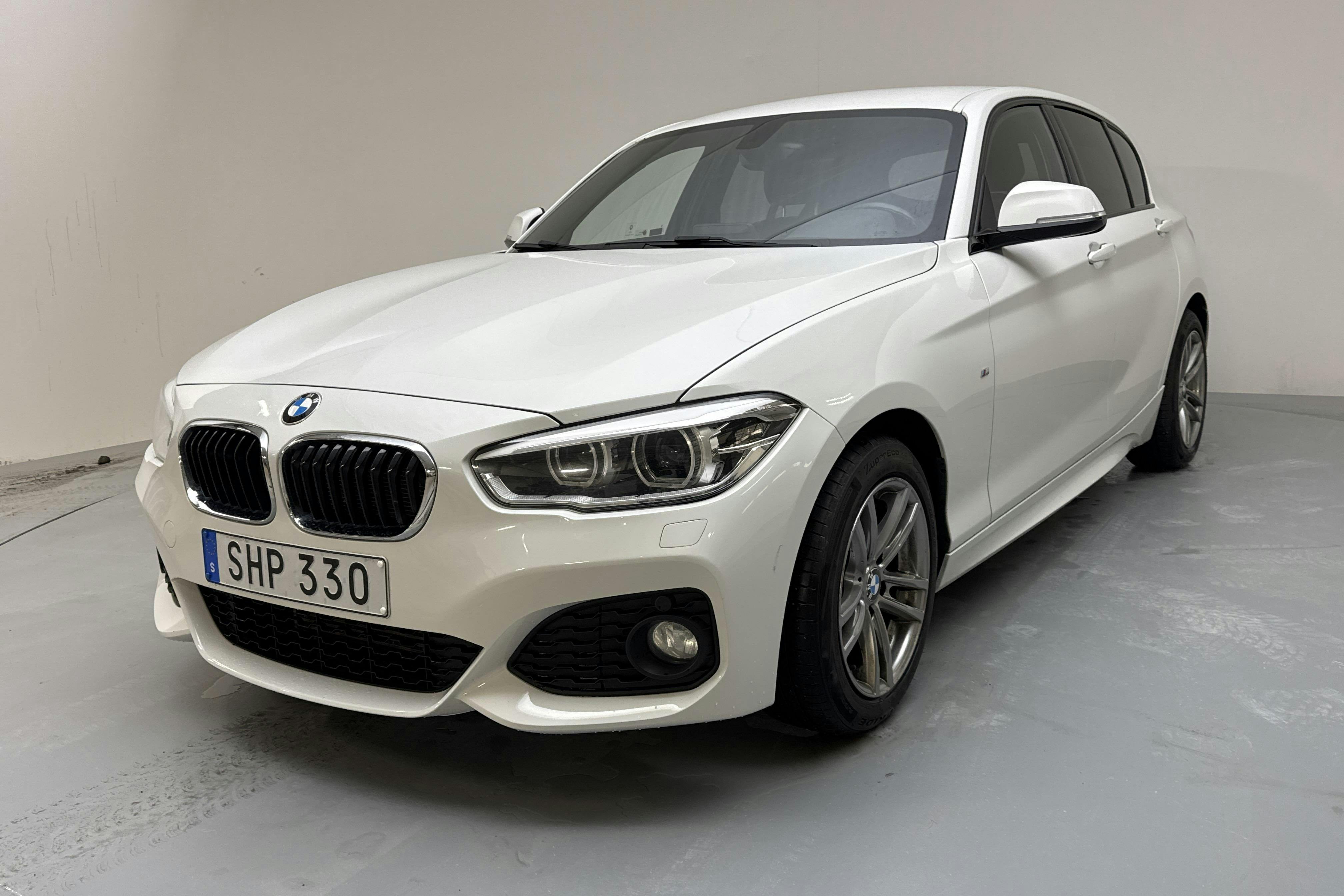 Presentationsfoto 1 av 12: BMW 118i 5dr, F20 (136hk) - 11 234 mil - Manuell - vit - 2016