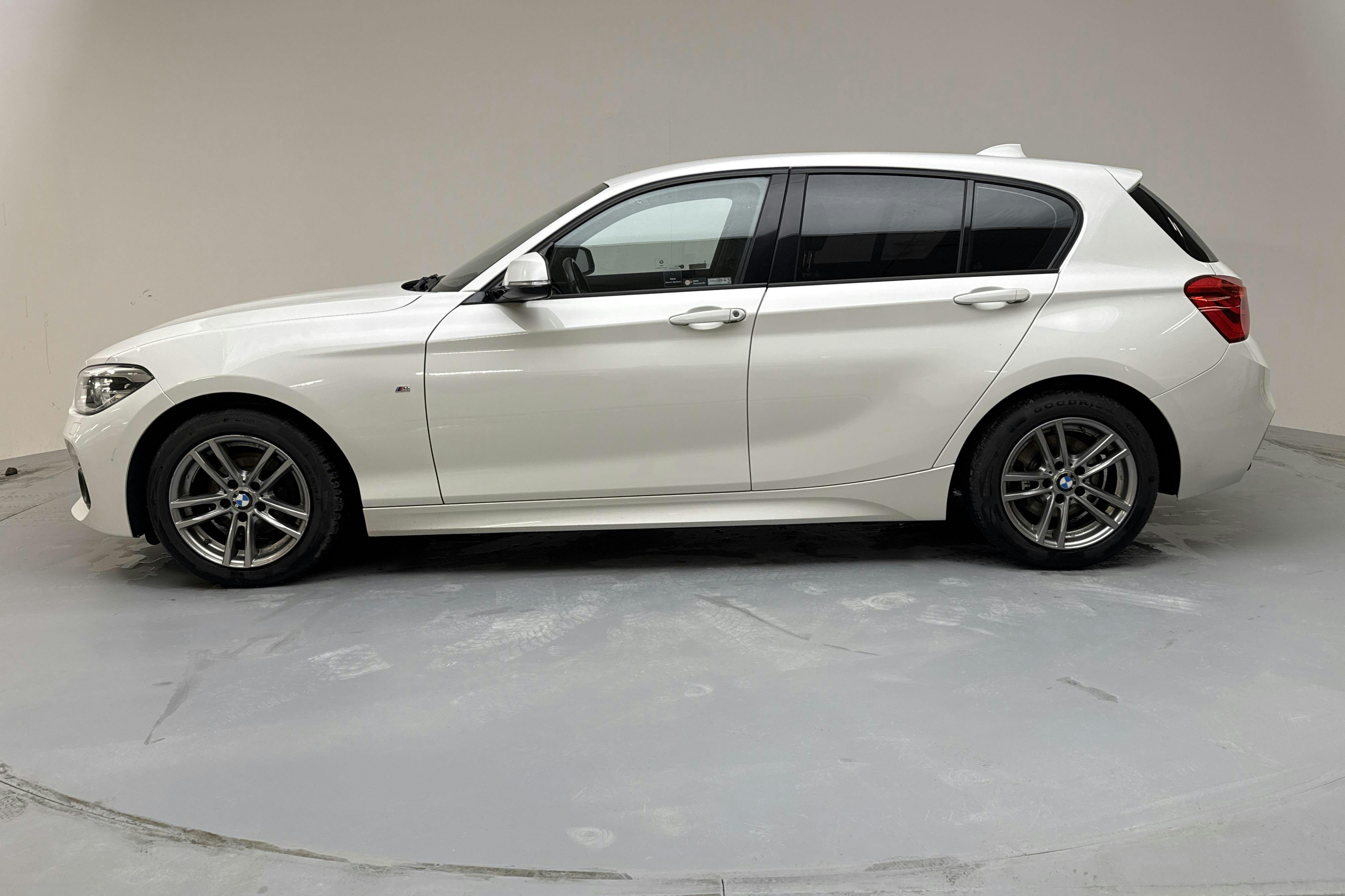 Presentationsfoto 2 av 12: BMW 118i 5dr, F20 (136hk) - 11 234 mil - Manuell - vit - 2016