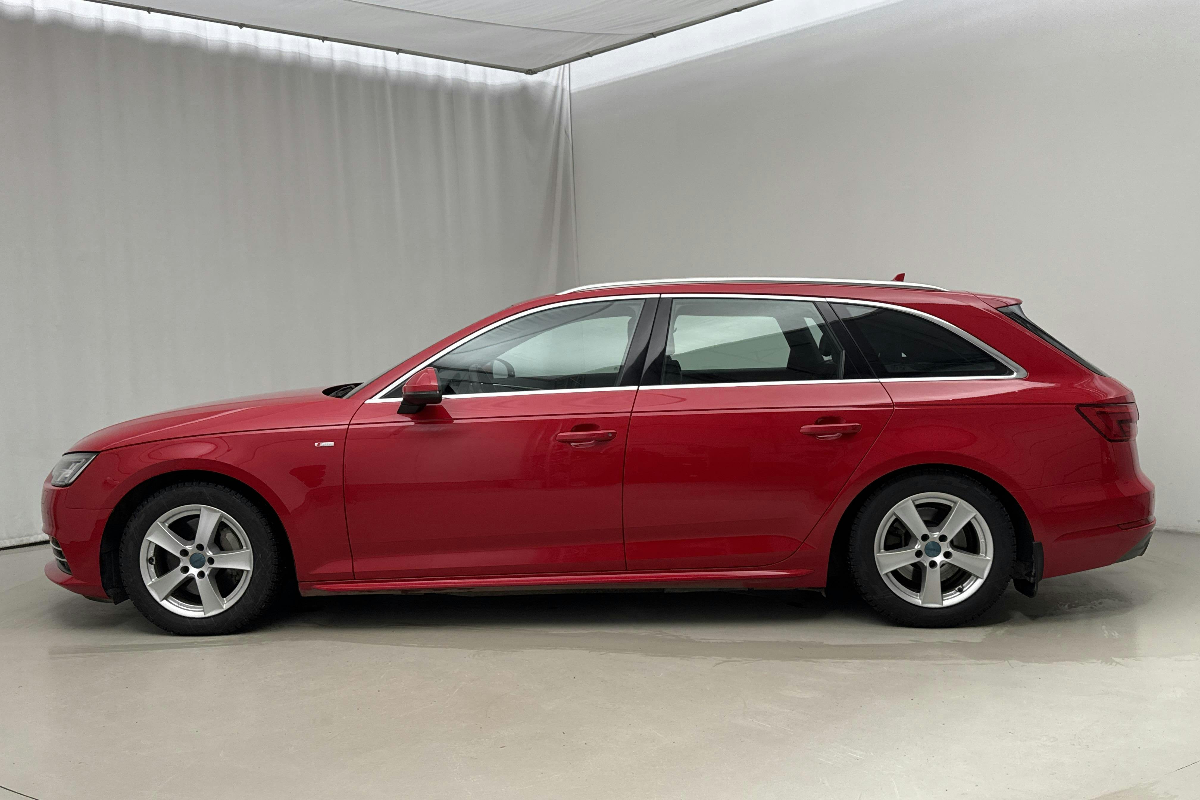 Presentationsfoto 2 av 13: Audi A4 2.0 TDI Avant quattro (190hk) - 14 442 mil - Automat - röd - 2017
