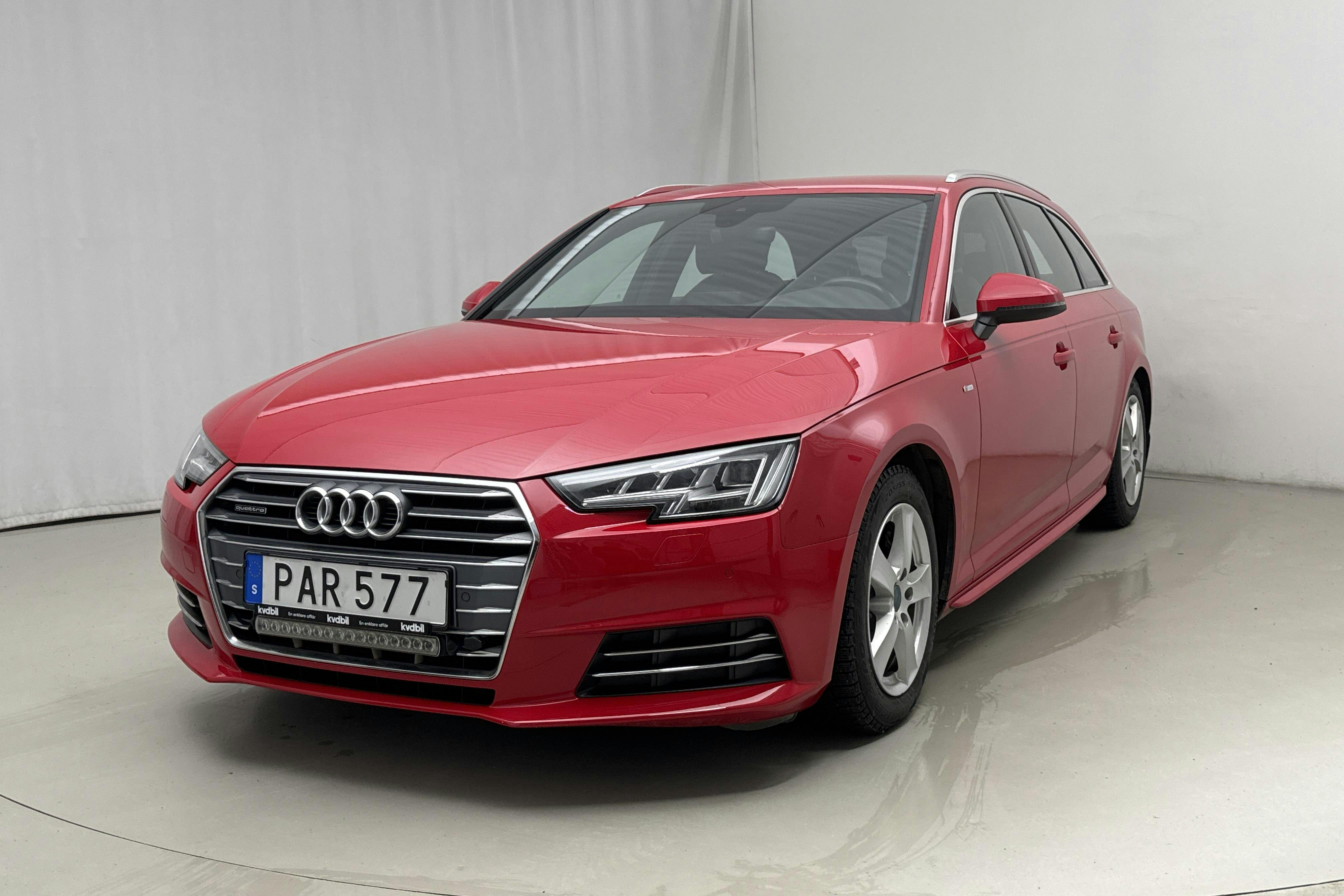 Presentationsfoto 1 av 13: Audi A4 2.0 TDI Avant quattro (190hk) - 14 442 mil - Automat - röd - 2017