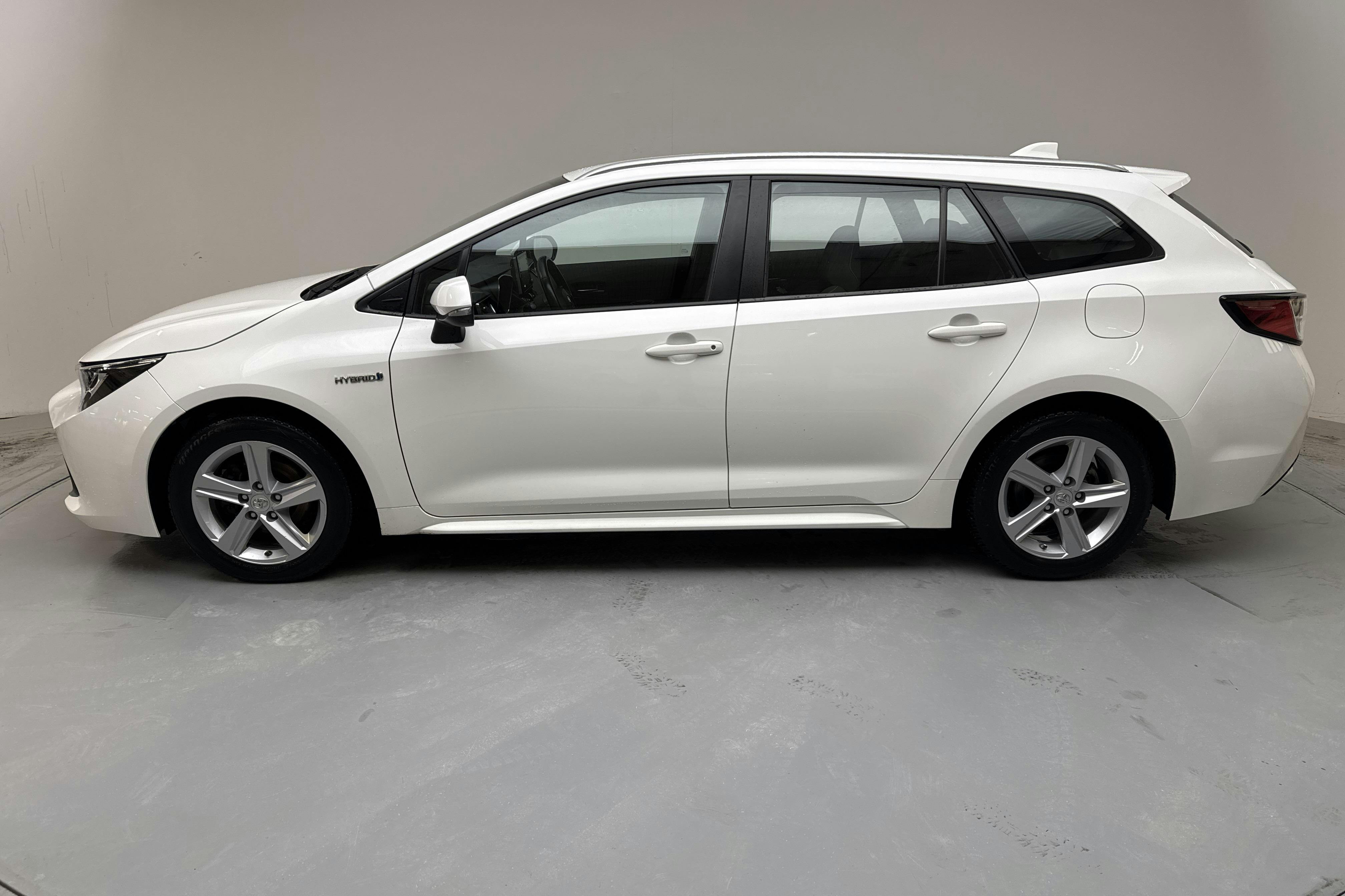 Presentationsfoto 2 av 13: Toyota Corolla 1.8 Hybrid Touring Sports (122hk) - 8 811 mil - Automat - vit - 2020
