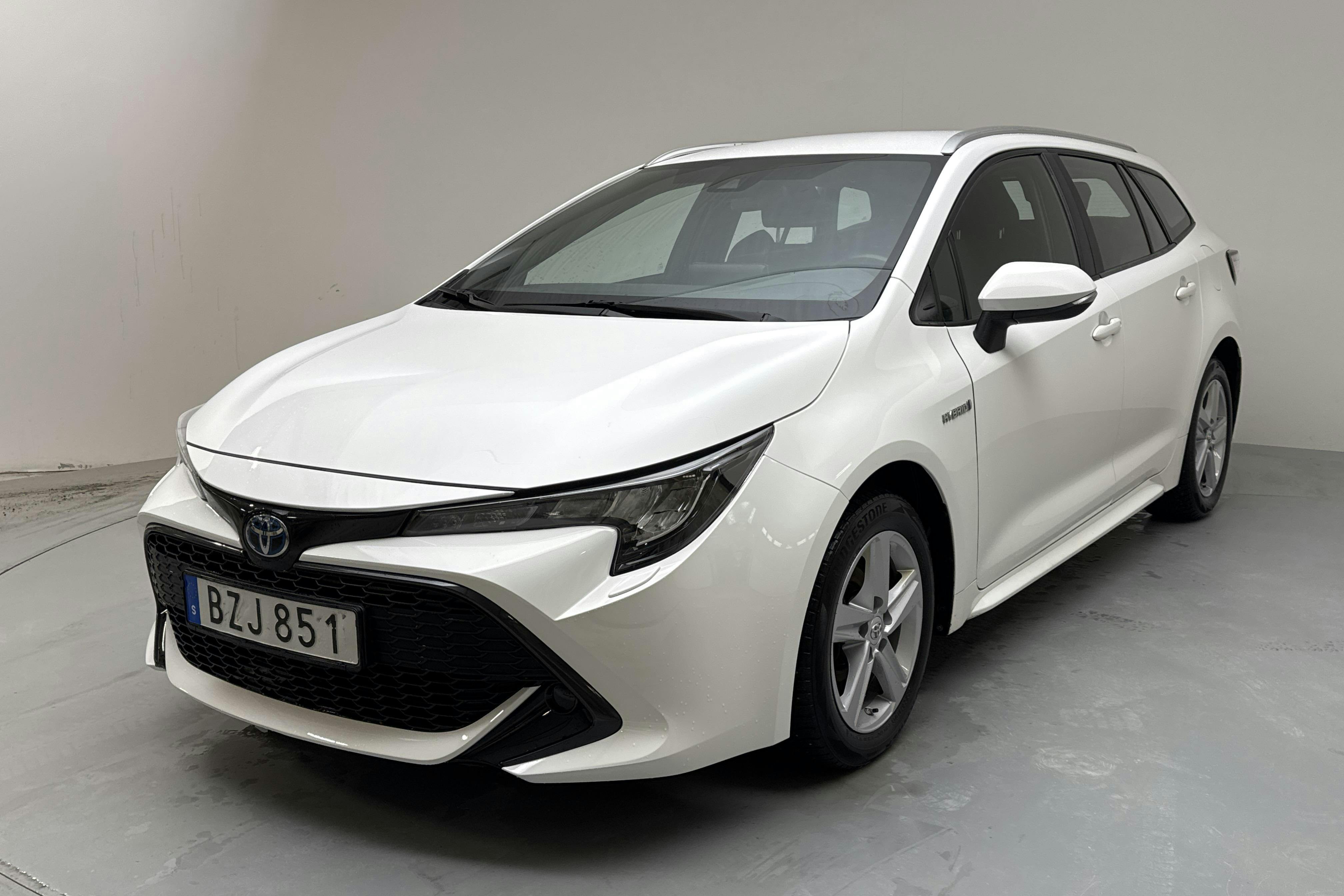 Presentationsfoto 1 av 13: Toyota Corolla 1.8 Hybrid Touring Sports (122hk) - 8 811 mil - Automat - vit - 2020
