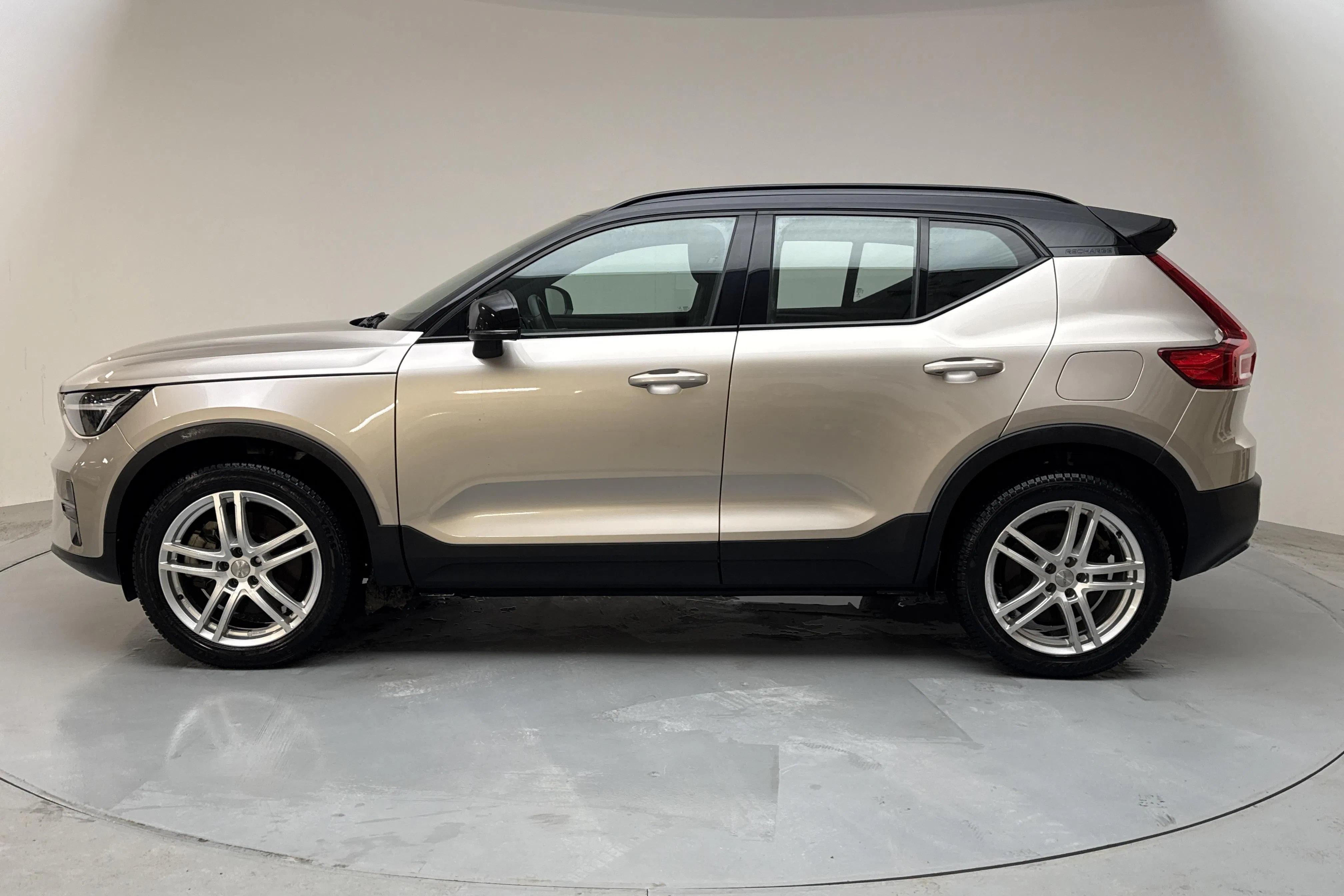 Presentation photo 2 of 18: Volvo XC40 P6 Recharge (231hk) - 61 510 km - Automatic - Light Grey - 2023