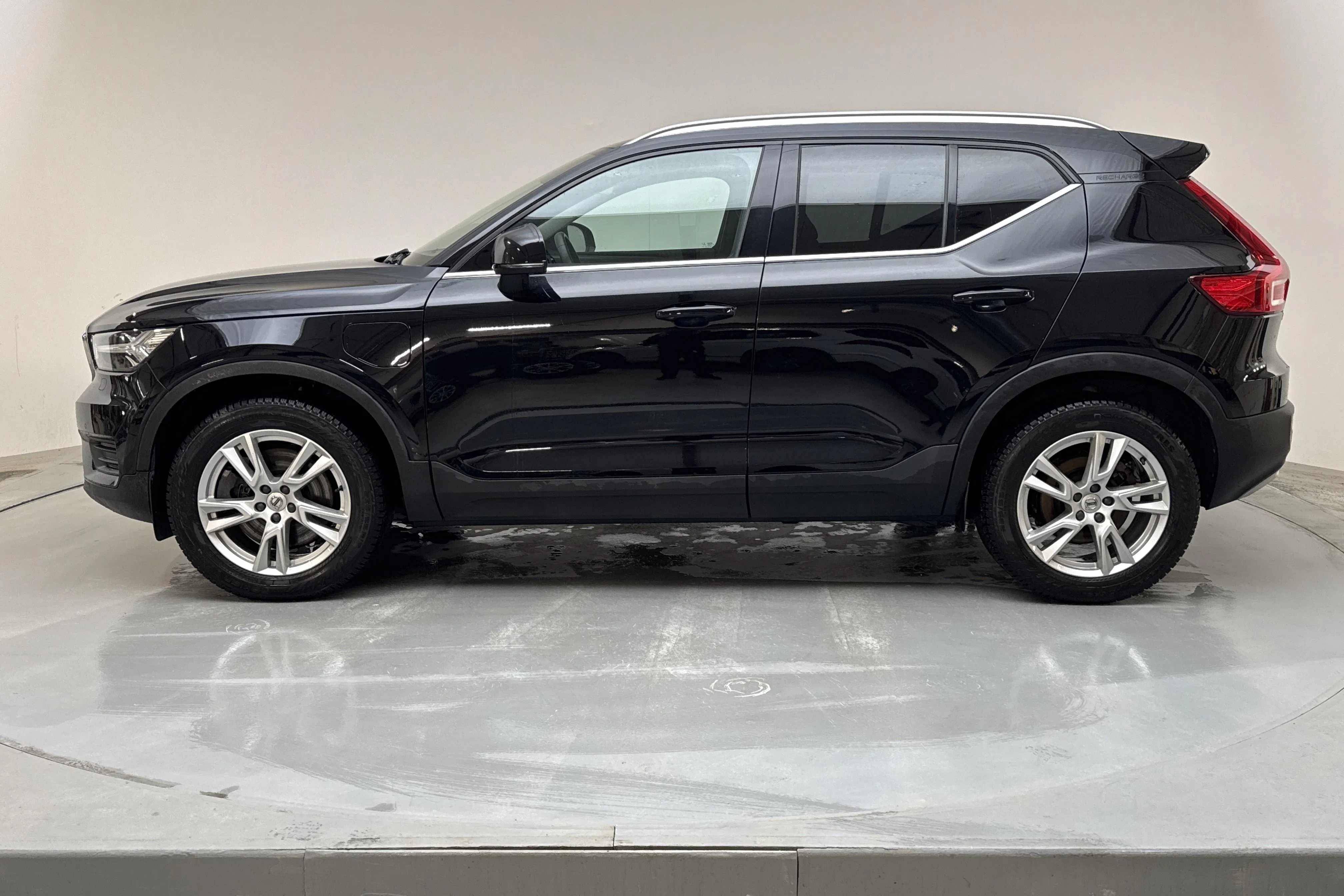 Presentationsfoto 2 av 17: Volvo XC40 T4 2WD Twin Engine (211hk) - 10 048 mil - Automat - svart - 2022